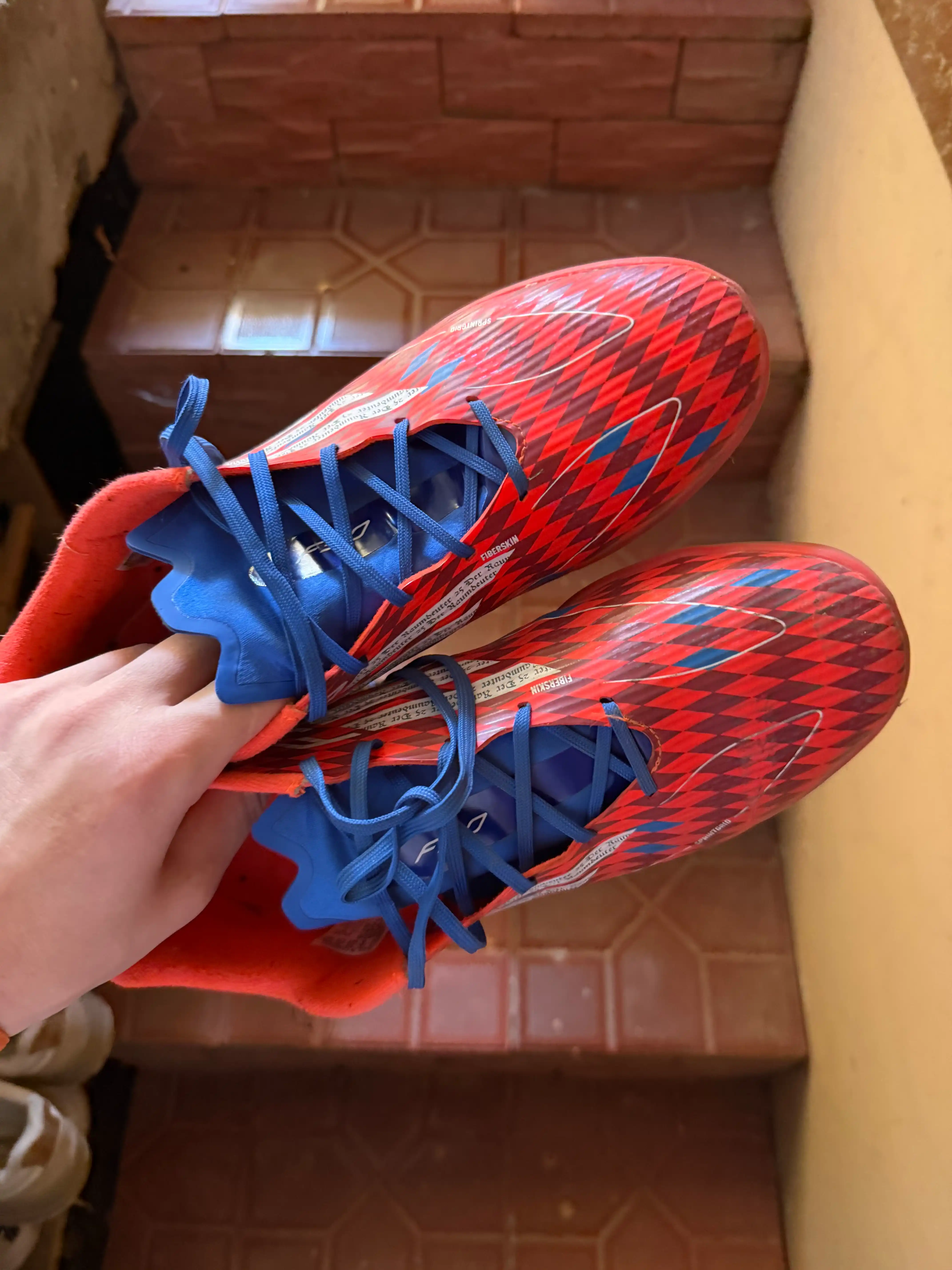 Futbol sorokonojkalari F50 League TF, sun’iy maydon uchun butsi, uniseks