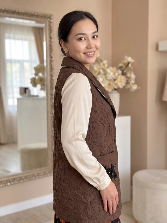 Ayollar uzun kamzuli Muqaddas Shop, qora qavilgan jilet, gul bezakli pistonli model