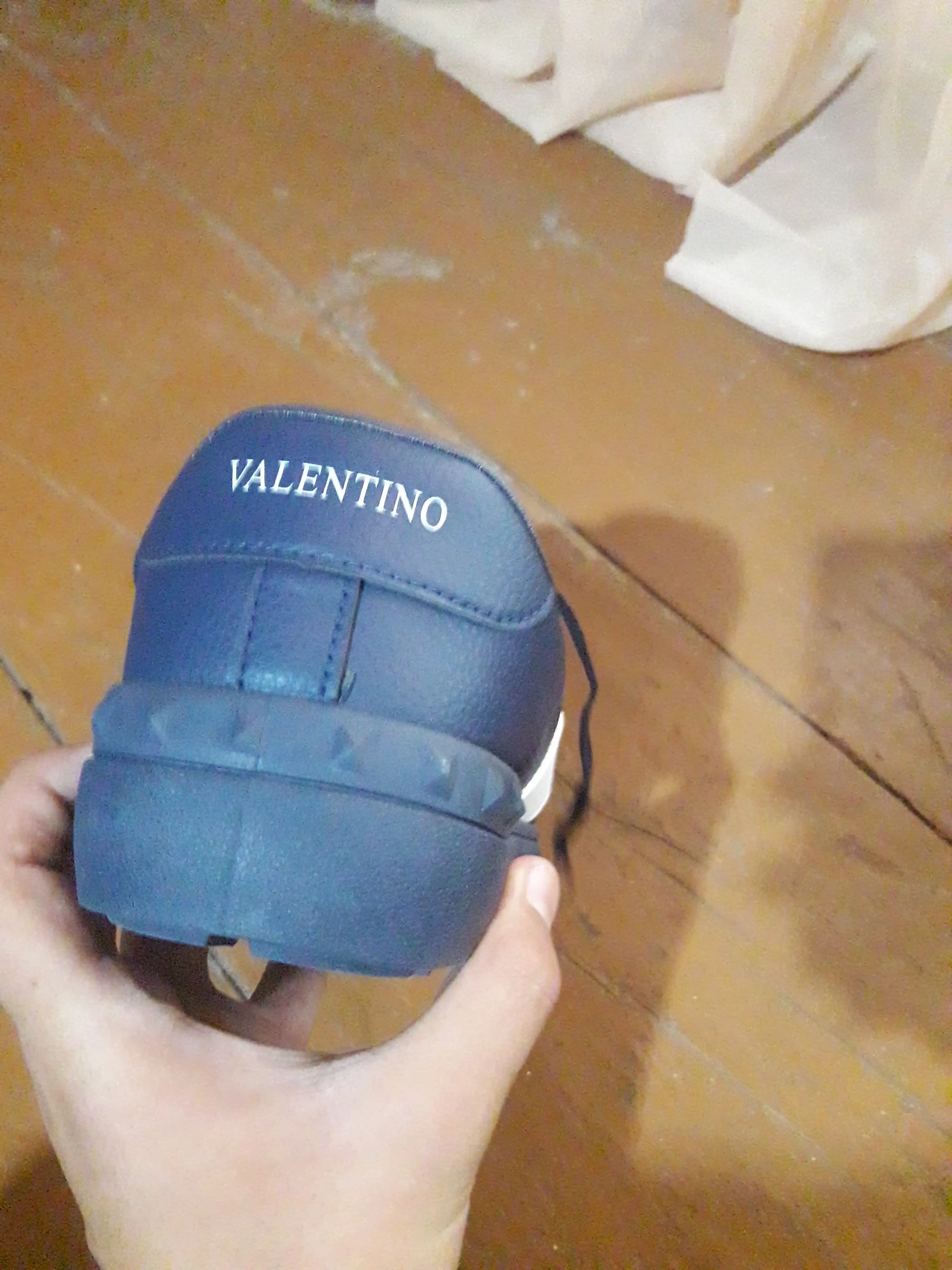 Valentino Garavani uslubidagi charm kedalari (krossovkalari)