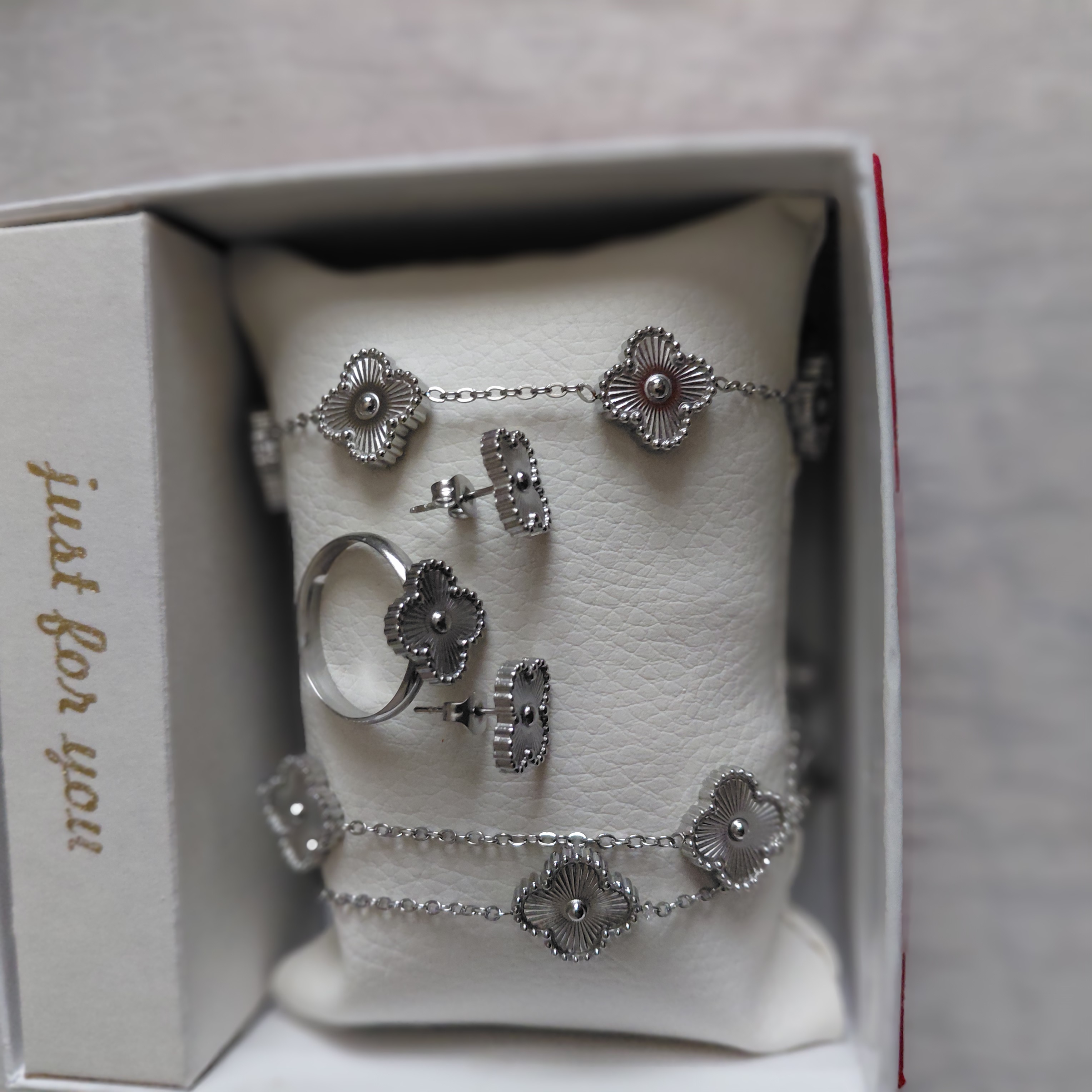 VAN CLEEF, ювелирный набор: кольцо, серьги, цепочка, браслет — для вашего осеннего образа