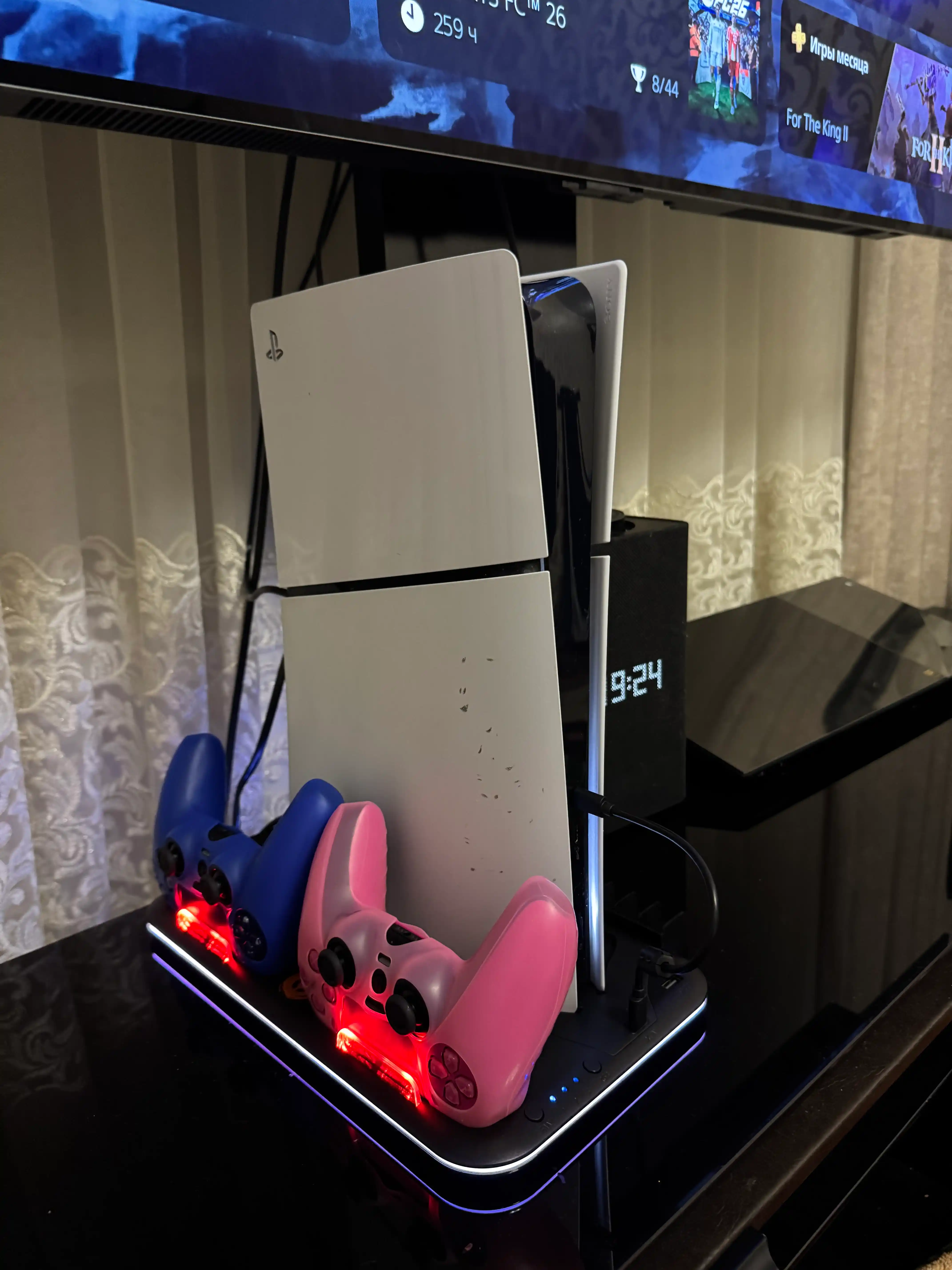 PlayStation 5 sovutgich tagligi, joystiklar uchun o‘rnatilgan quvvatlash moslamasi