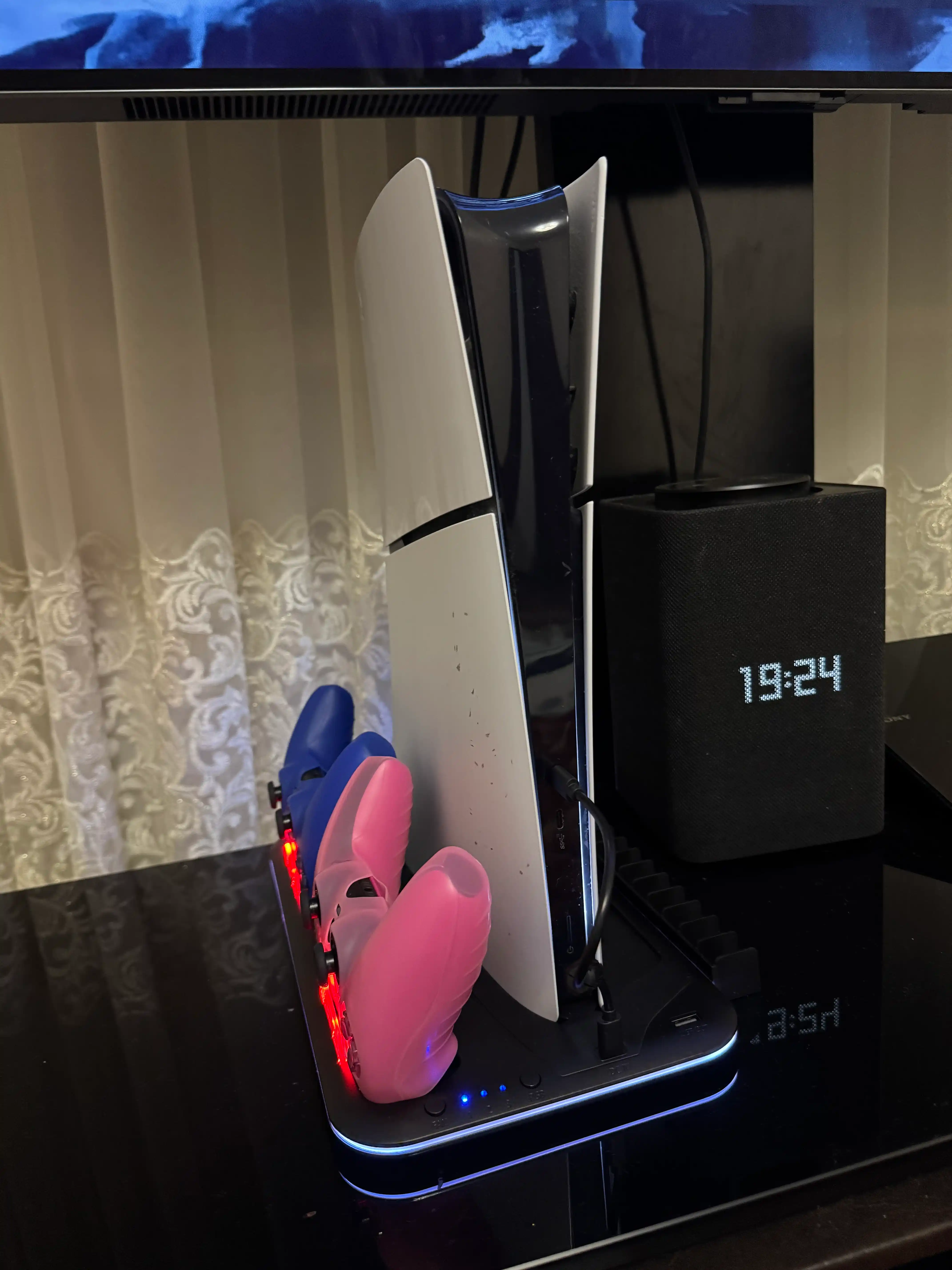 PlayStation 5 sovutgich tagligi, joystiklar uchun o‘rnatilgan quvvatlash moslamasi