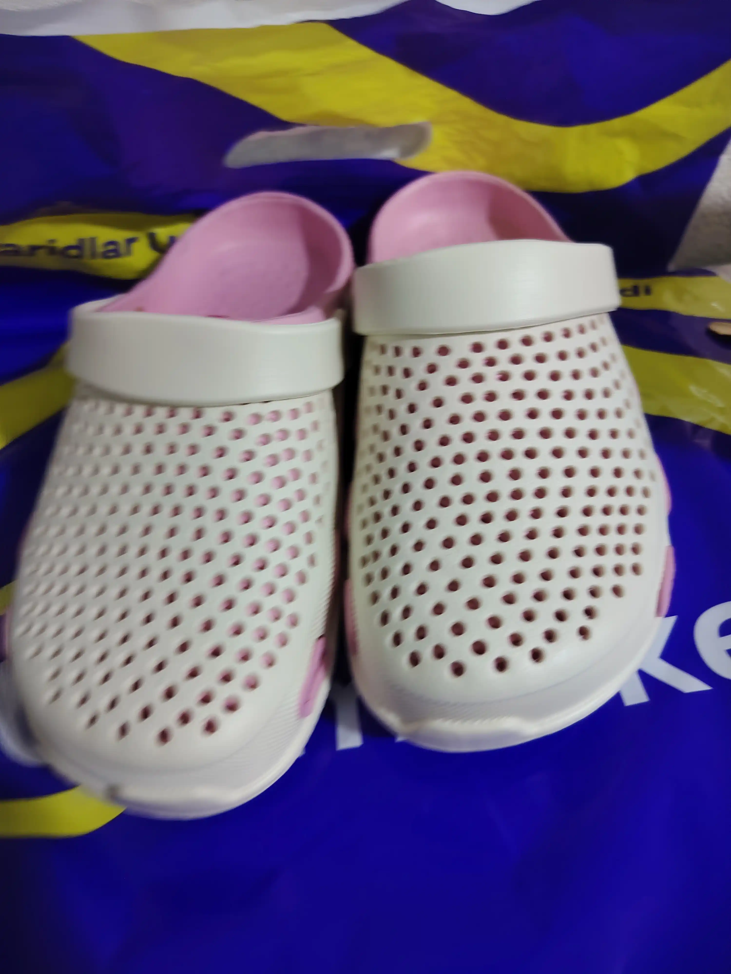 Ayollar uchun yengil EVA klog shippaklari Crocs uslubida