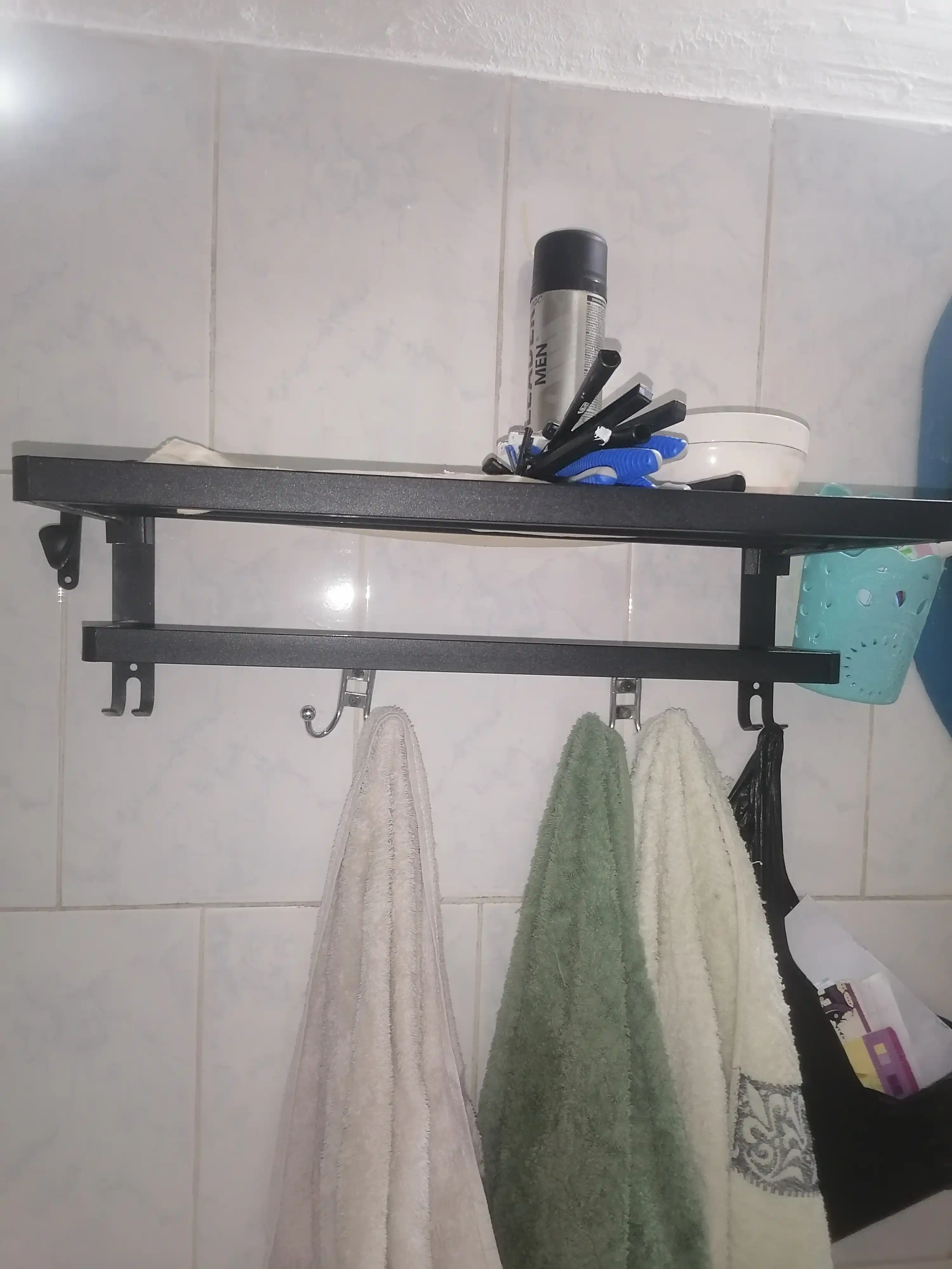 Vanna uchun devorga o‘rnatiladigan polka, sochiq osish va saqlash uchun qulay tuzilma