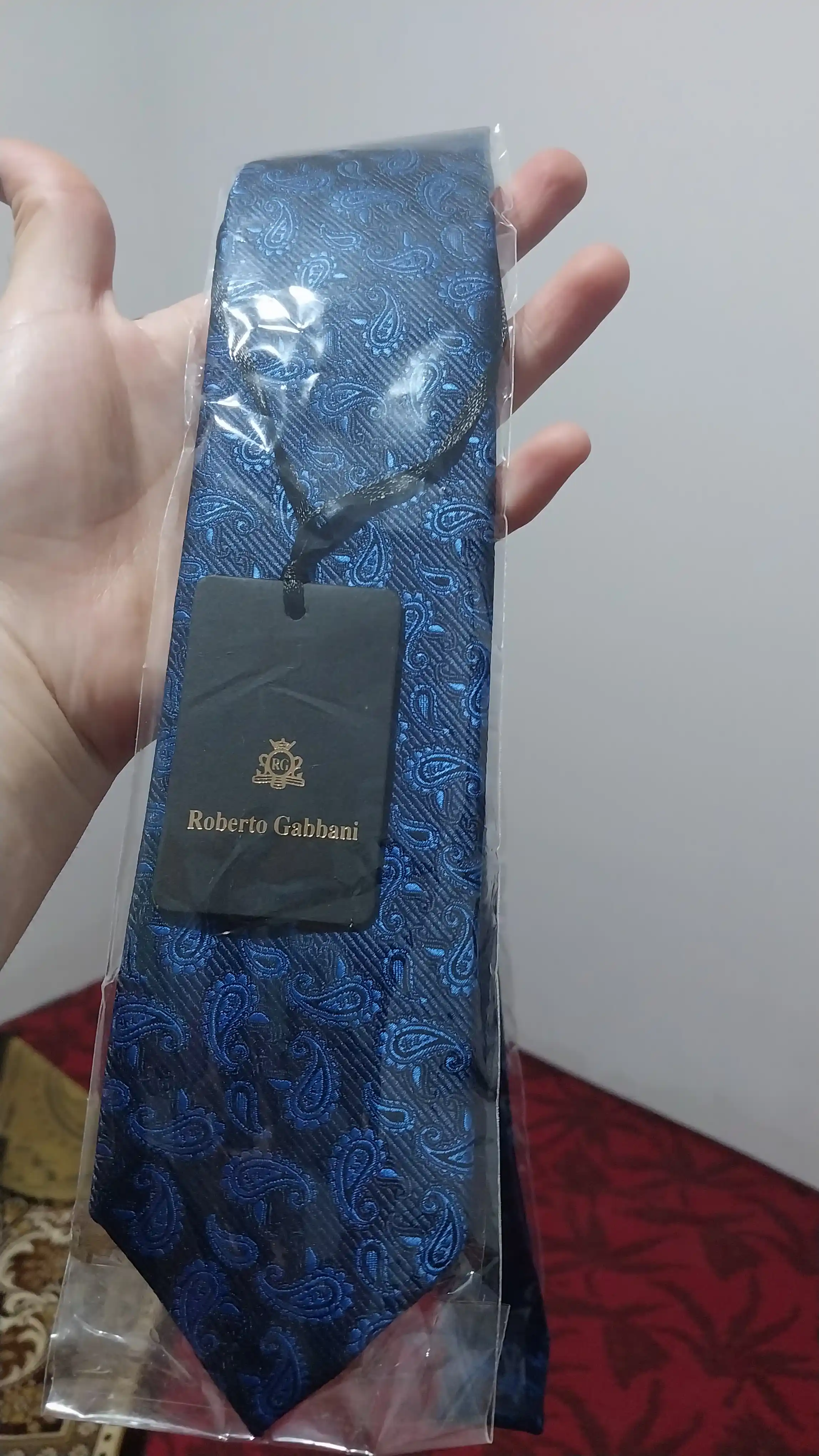 Klassik erkaklar galstugi, kashta tikilgan