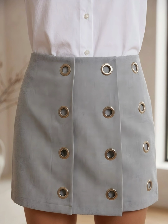 Ayollar uchun zamshali yubka-short, mini, metall lyuverslar, yuqori bel