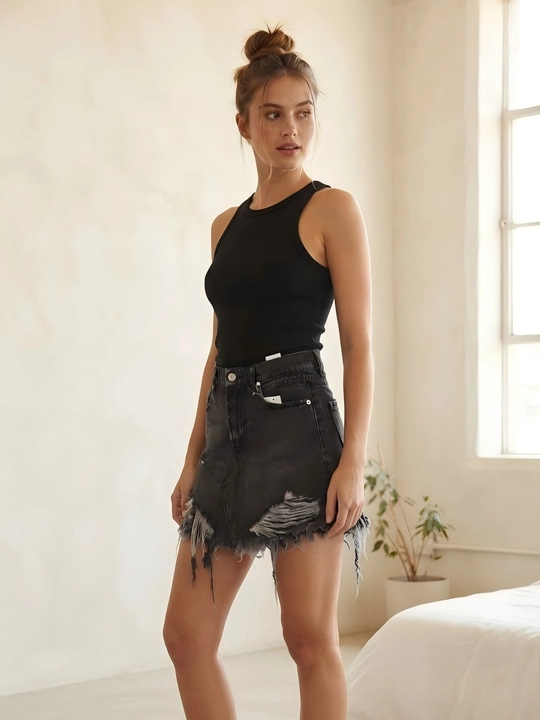 Ayollar uchun qora denim mini yubka, yirtiq dekor, popukli, yuqori bel - 