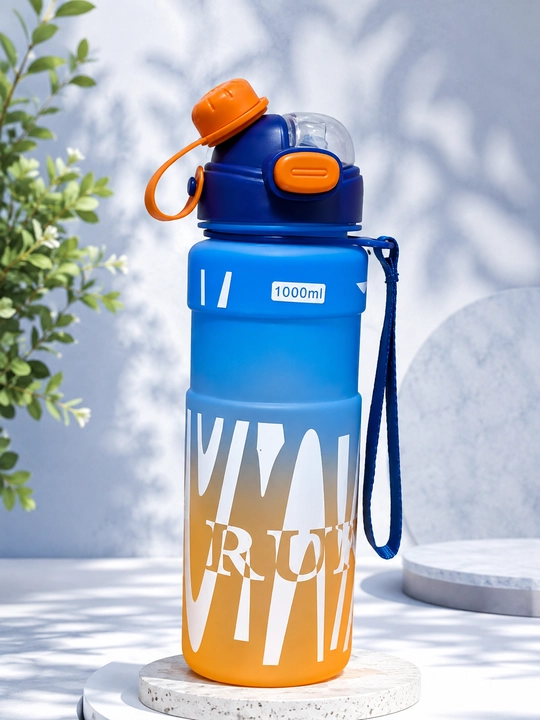 Sport suv idishi 1000 ml — naychali, tugmali va qo‘lga taqiladigan tasma bilan - 