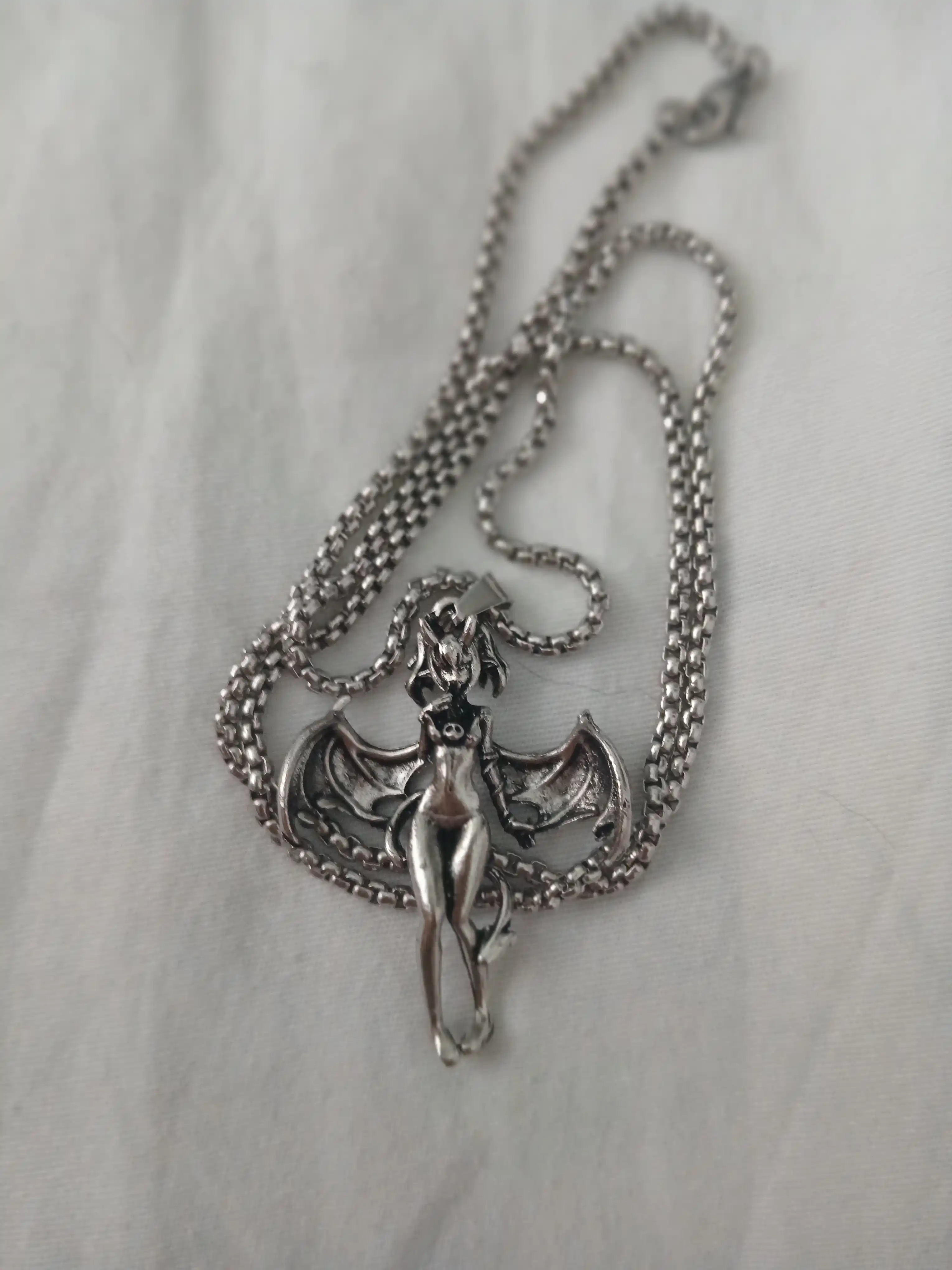 Gotik uslubdagi kulon “Qanotli demonessa