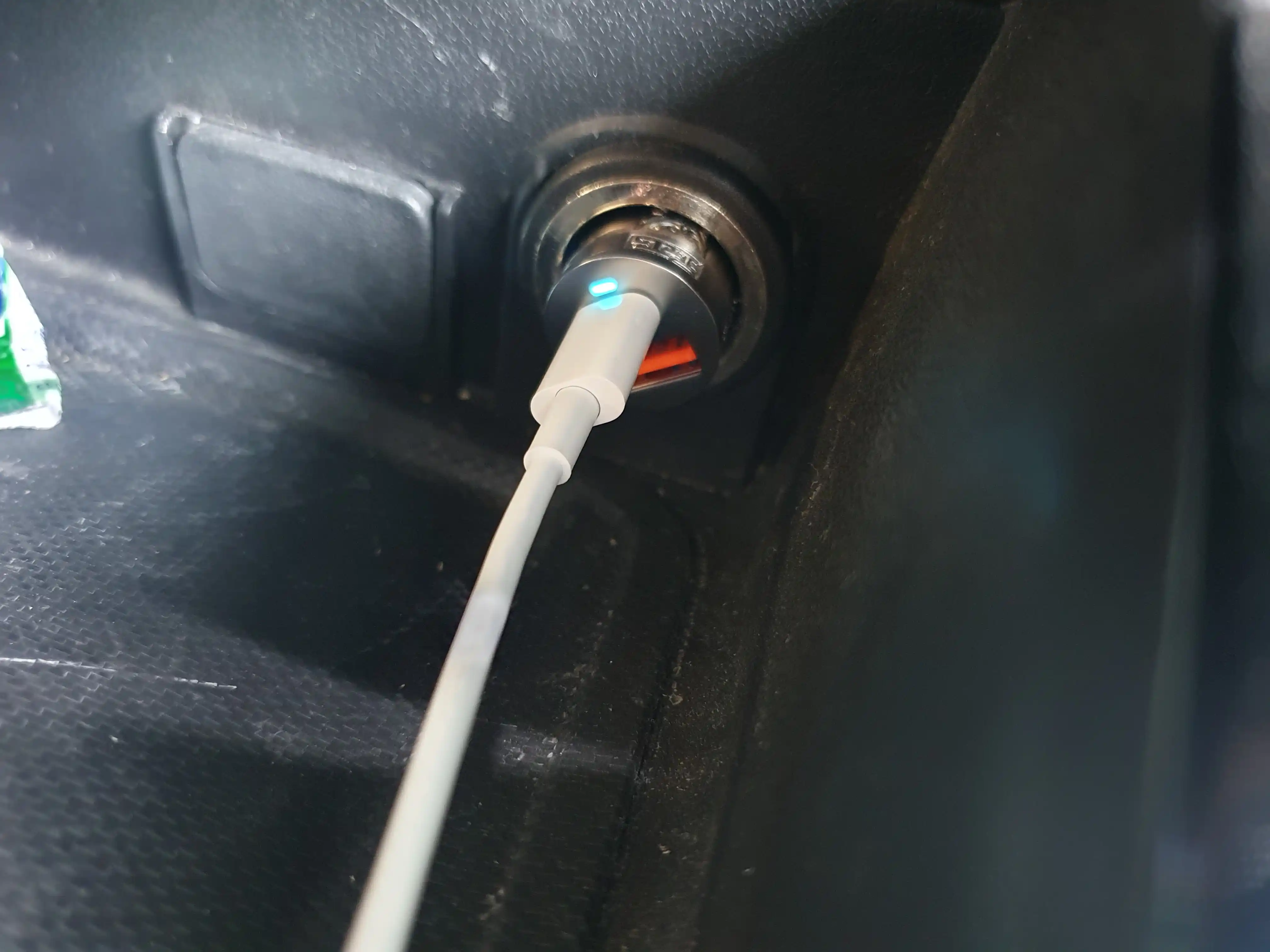 12V 38W avtomobil quvvatlagichi (2 USB, tez quvvatlash)