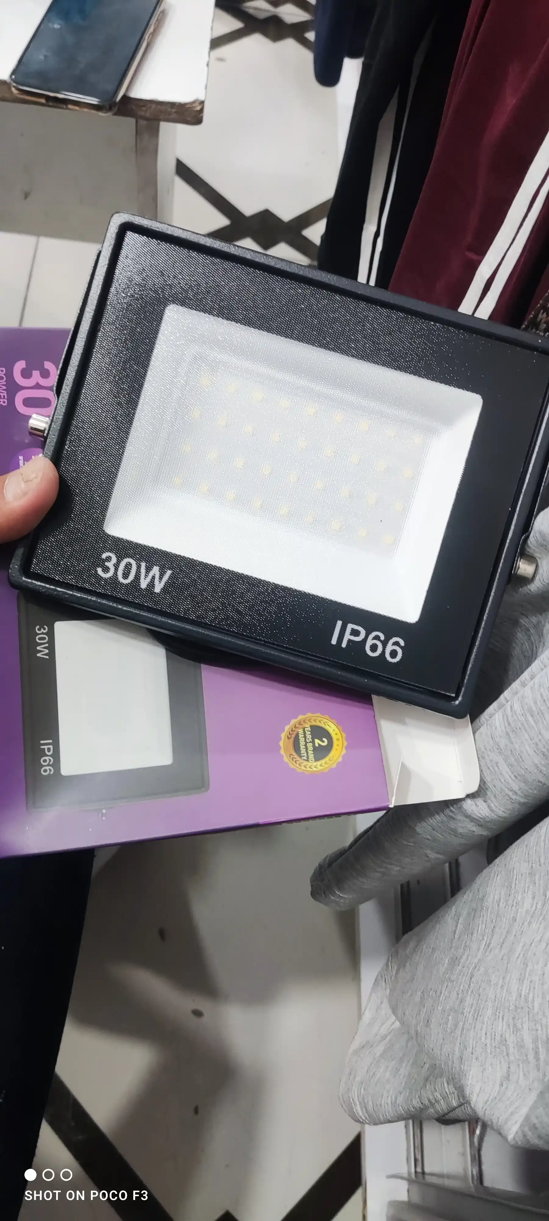 LED projektor 30W IP65 - tashqi yoritish uchun namlikdan himoyalangan projektor