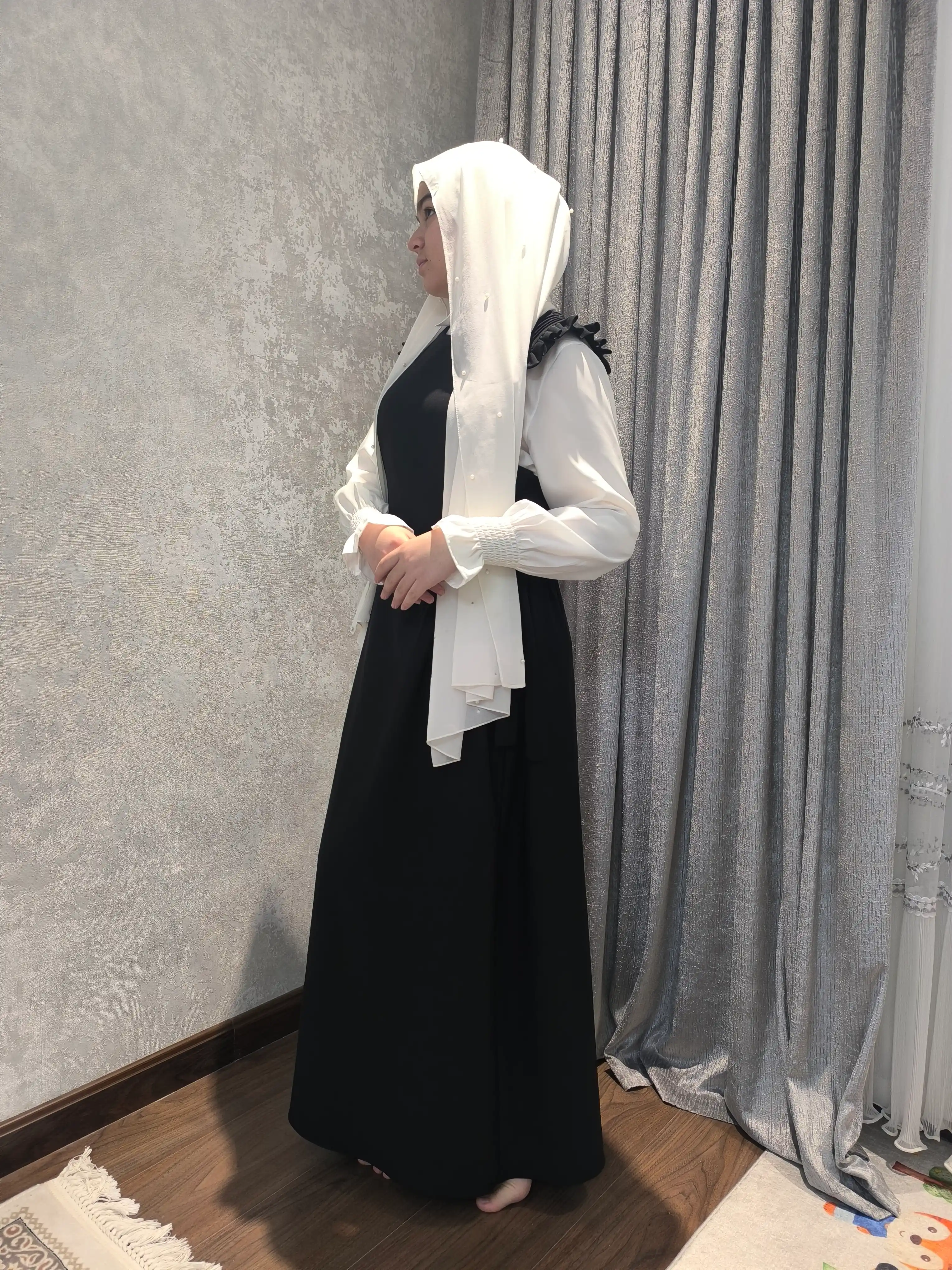 Ayollar uchun erkin bichimli uzun yengli klassik ko'ylak