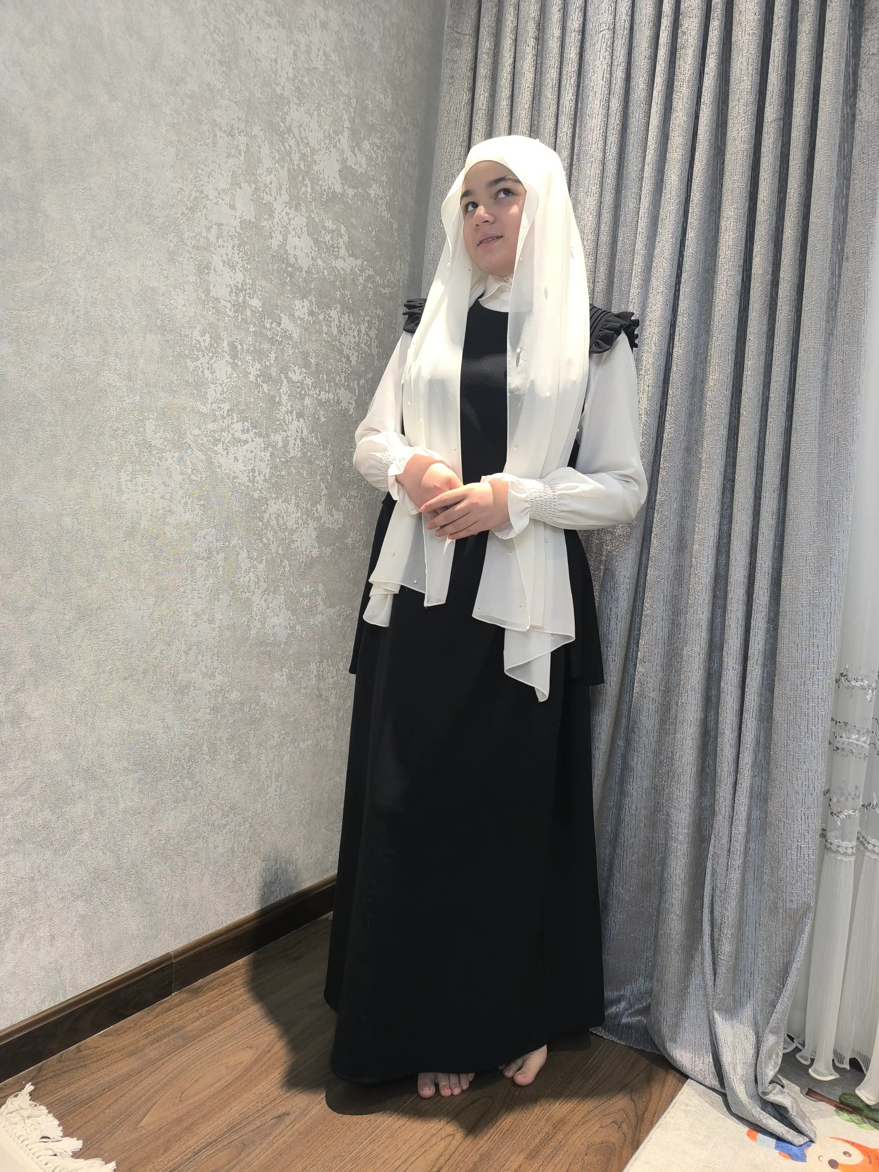 Ayollar uchun erkin bichimli uzun yengli klassik ko'ylak