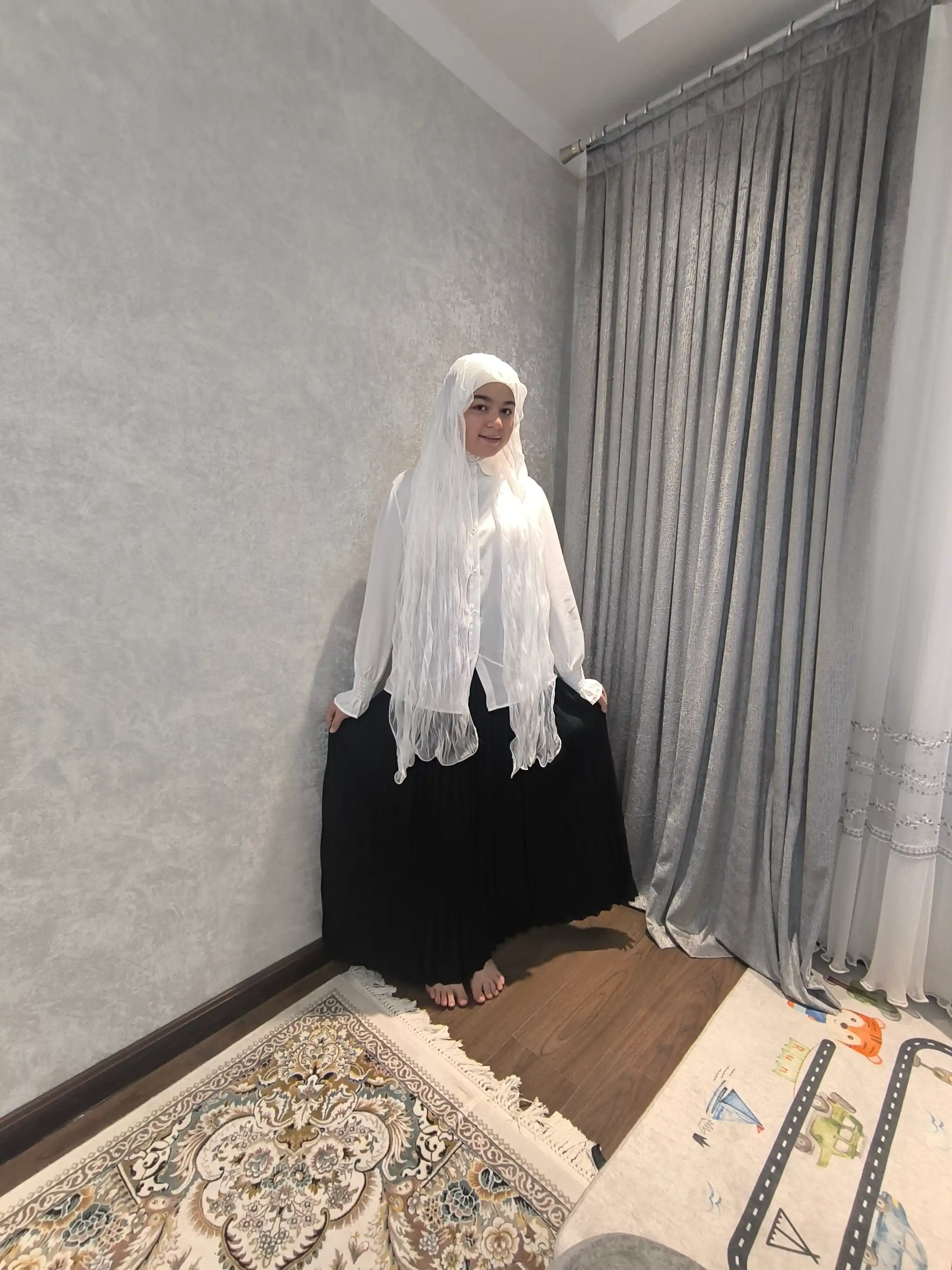 Ayollar uchun erkin bichimli uzun yengli klassik ko'ylak