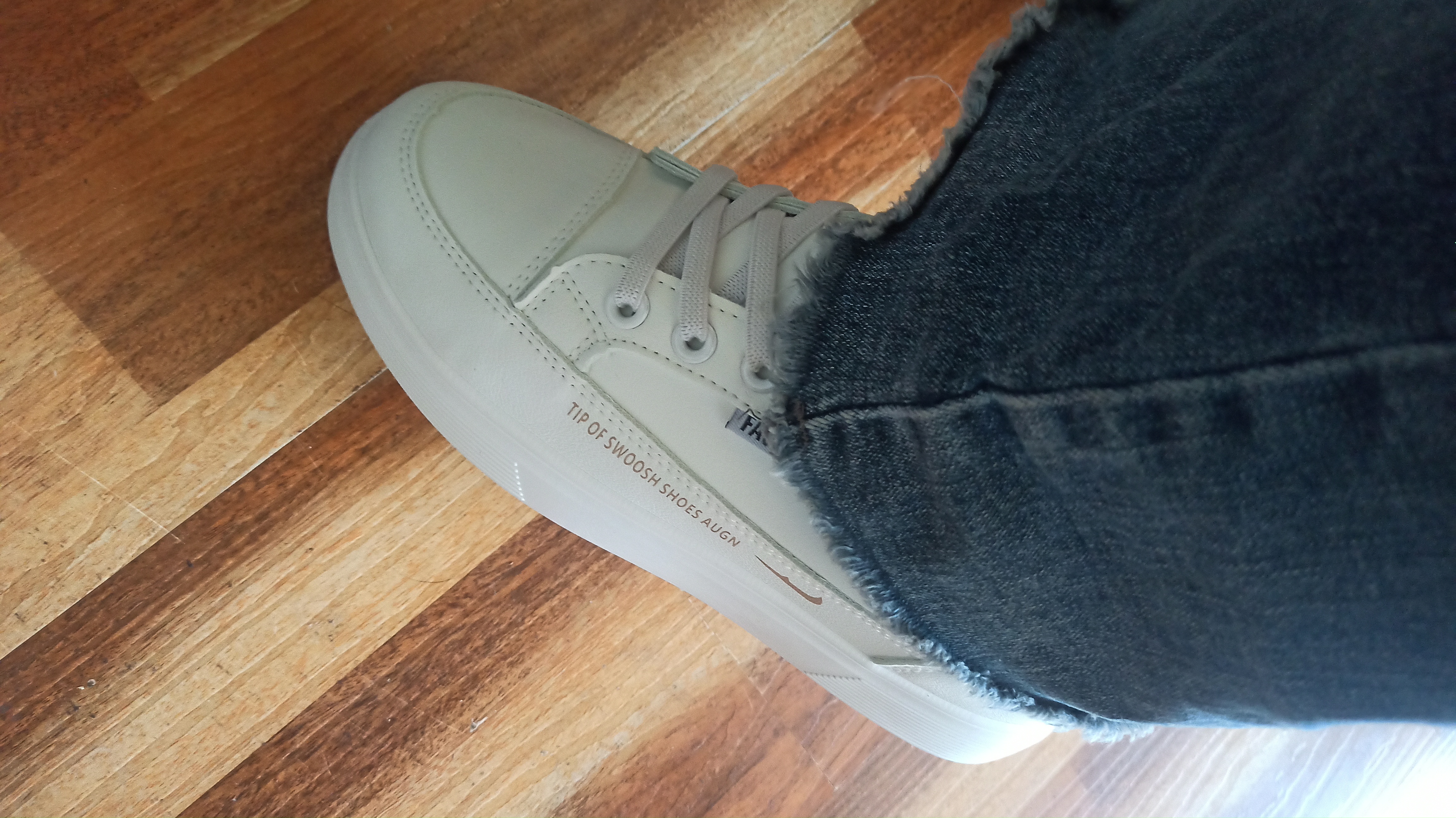 Ayollar krossovkasi, unisex kedalar (36-41)kuz,qish,bahor uchun mos, bir o‘lcham kichikroq