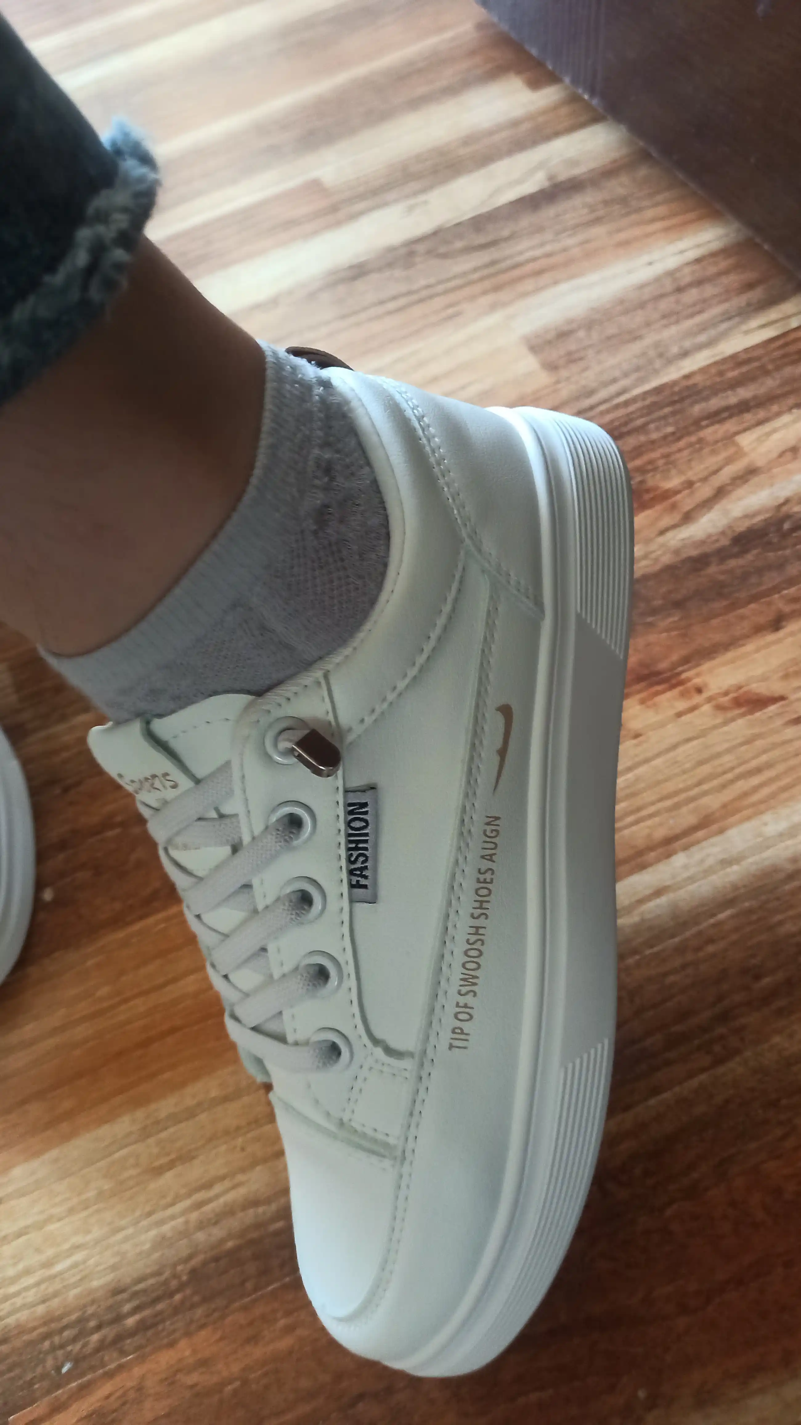 Ayollar krossovkasi, unisex kedalar (36-41)kuz,qish,bahor uchun mos, bir o‘lcham kichikroq