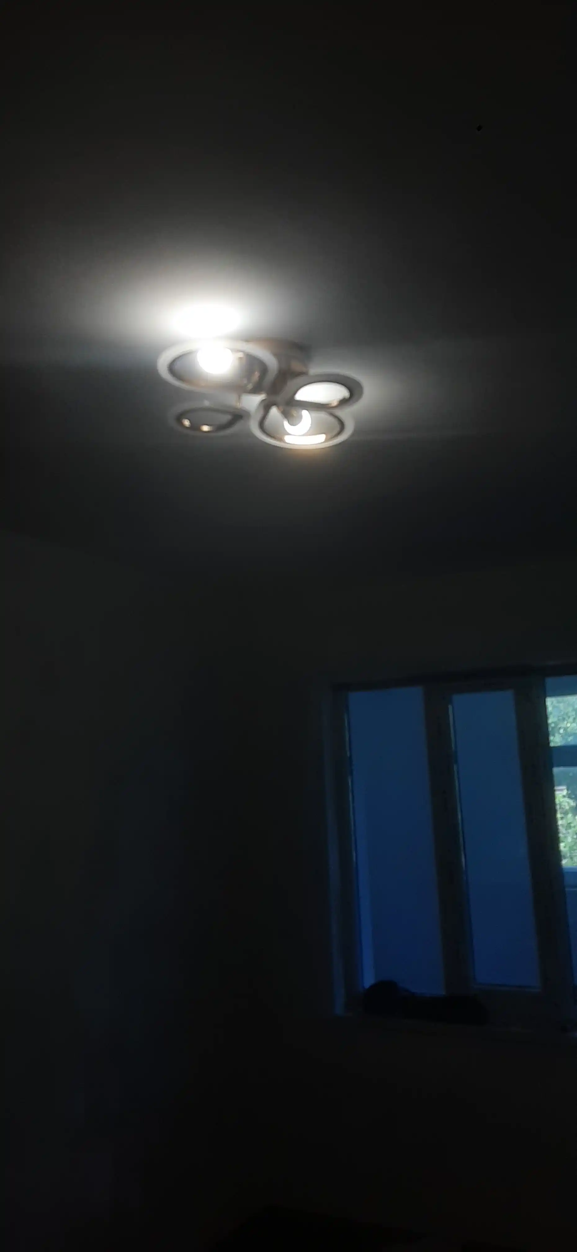 Bluetooth kolonkali shift lyustrasi, pultli, 2 ta E14 patron, 15 m² gacha