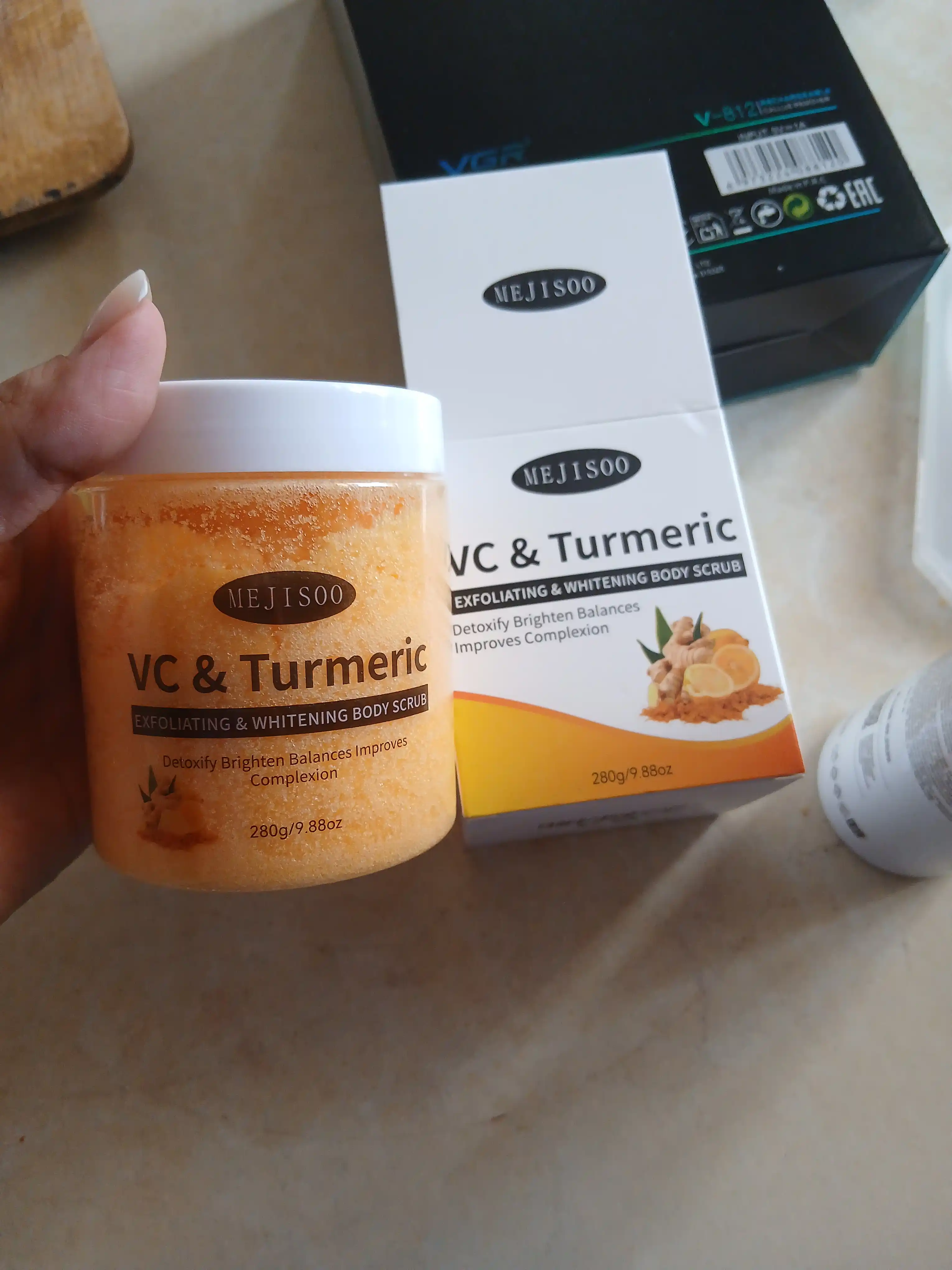 Kurkuma va C vitamini bilan badan va yuz uchun oqartiruvchi skrab