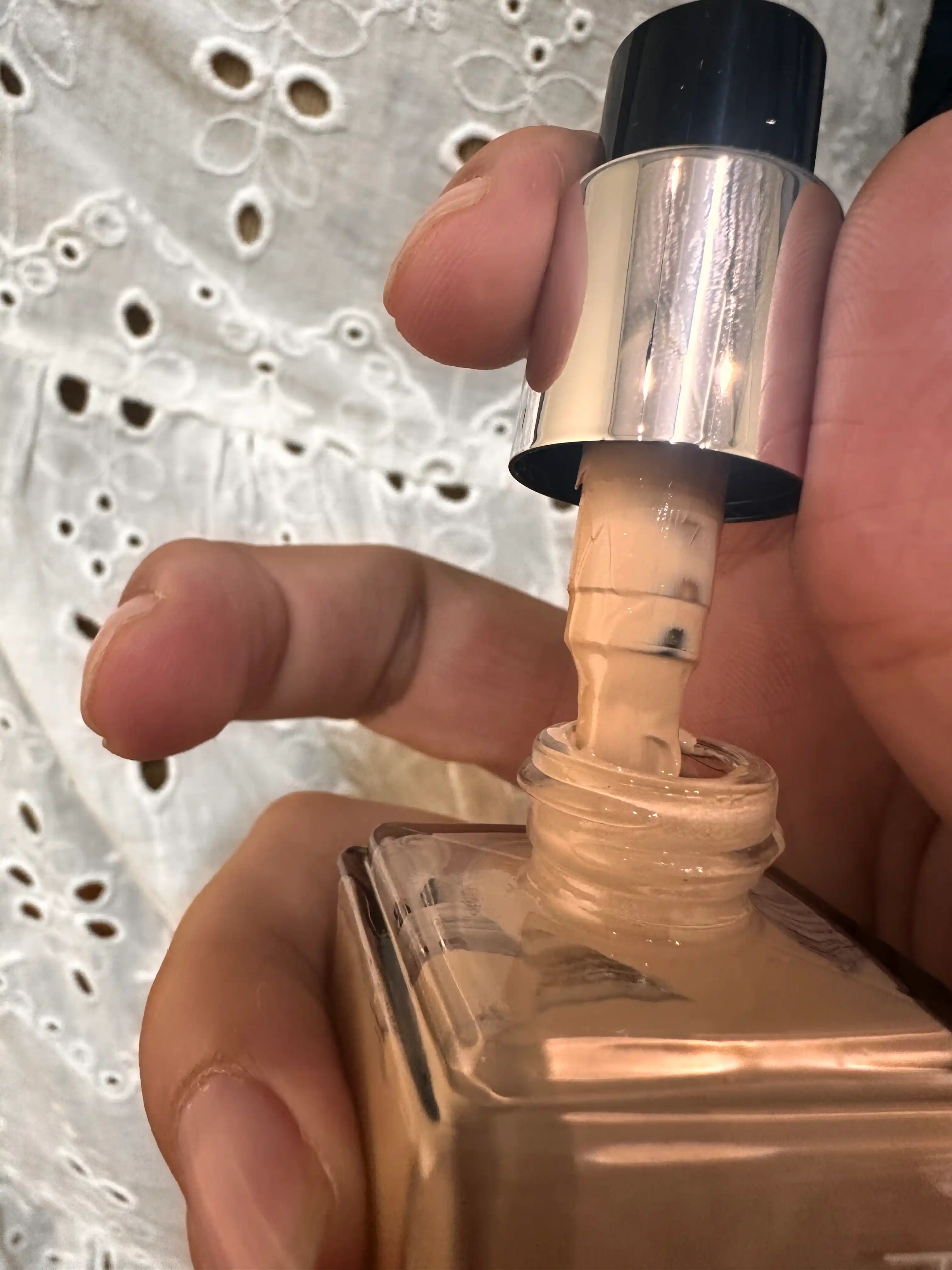 Тональный крем для лица Huda Beauty, увлажняет, с натуральным финишем