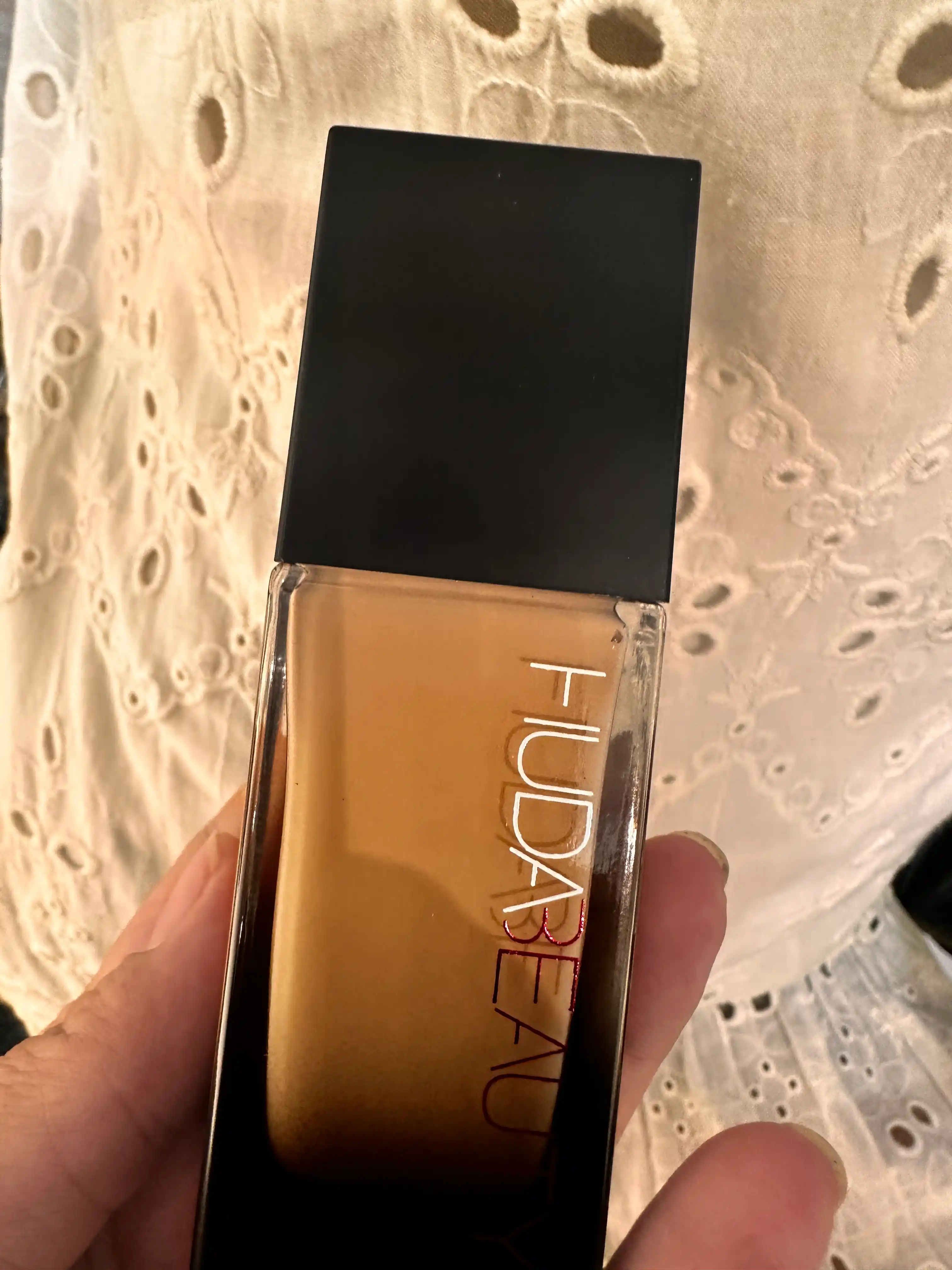 Тональный крем для лица Huda Beauty, увлажняет, с натуральным финишем
