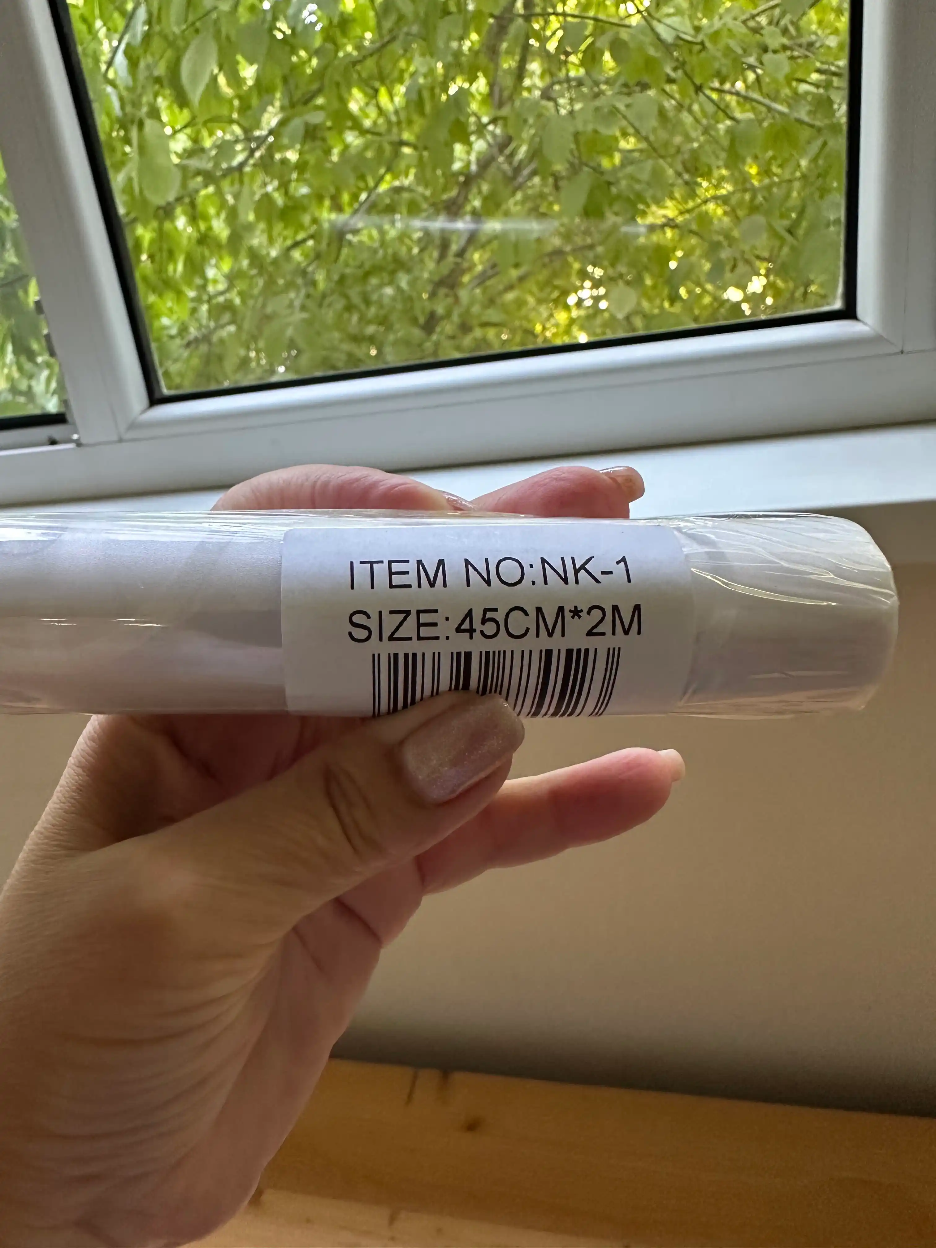 Oyna uchun tus beruvchi, yopishtiruvchi, xira dekorativ o‘zi yopishadigan plyonka