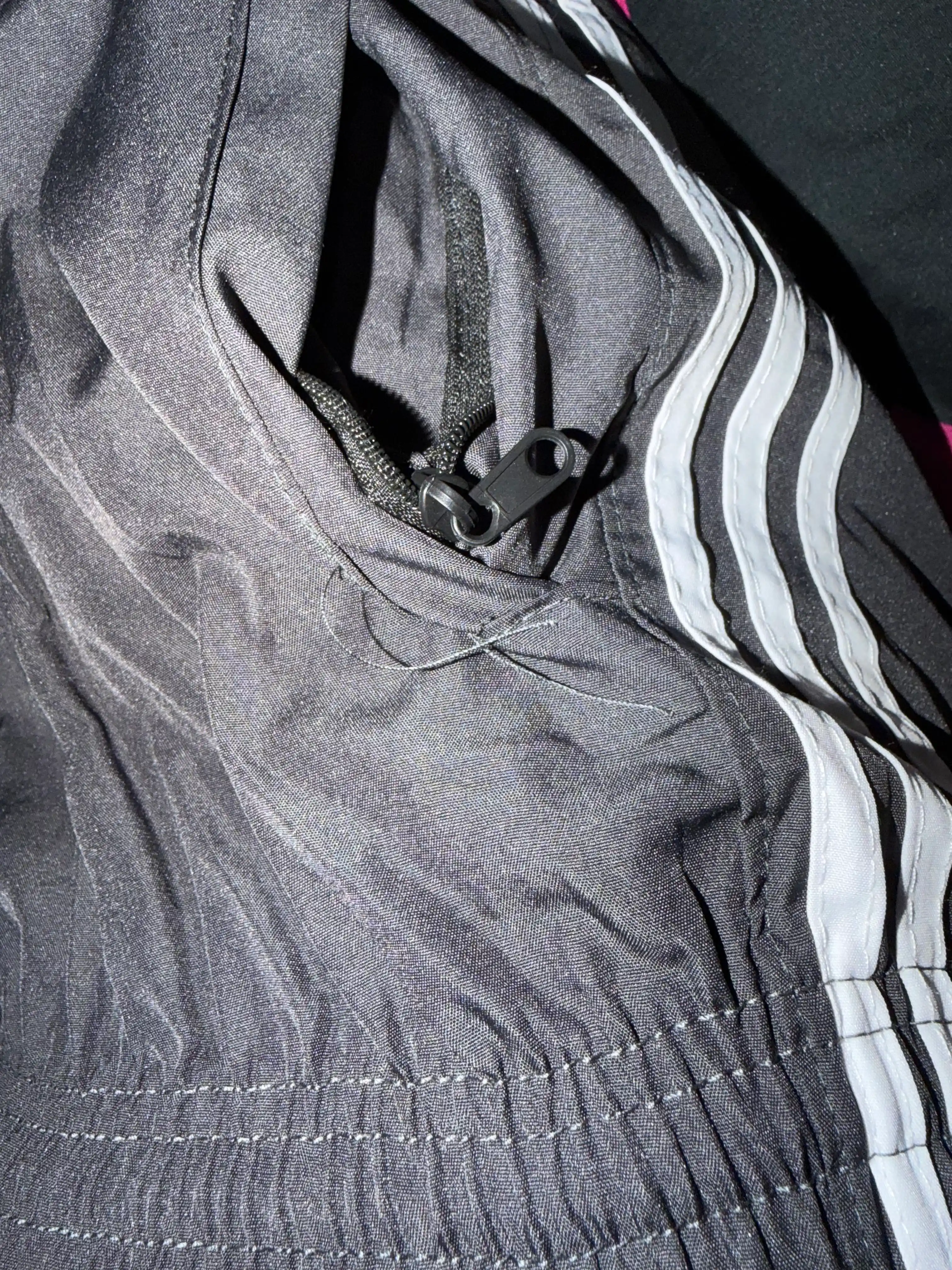 Erkaklar uchun sport shortigi Adidas uslubida, cho'ntakli, rezinkali belbog'li