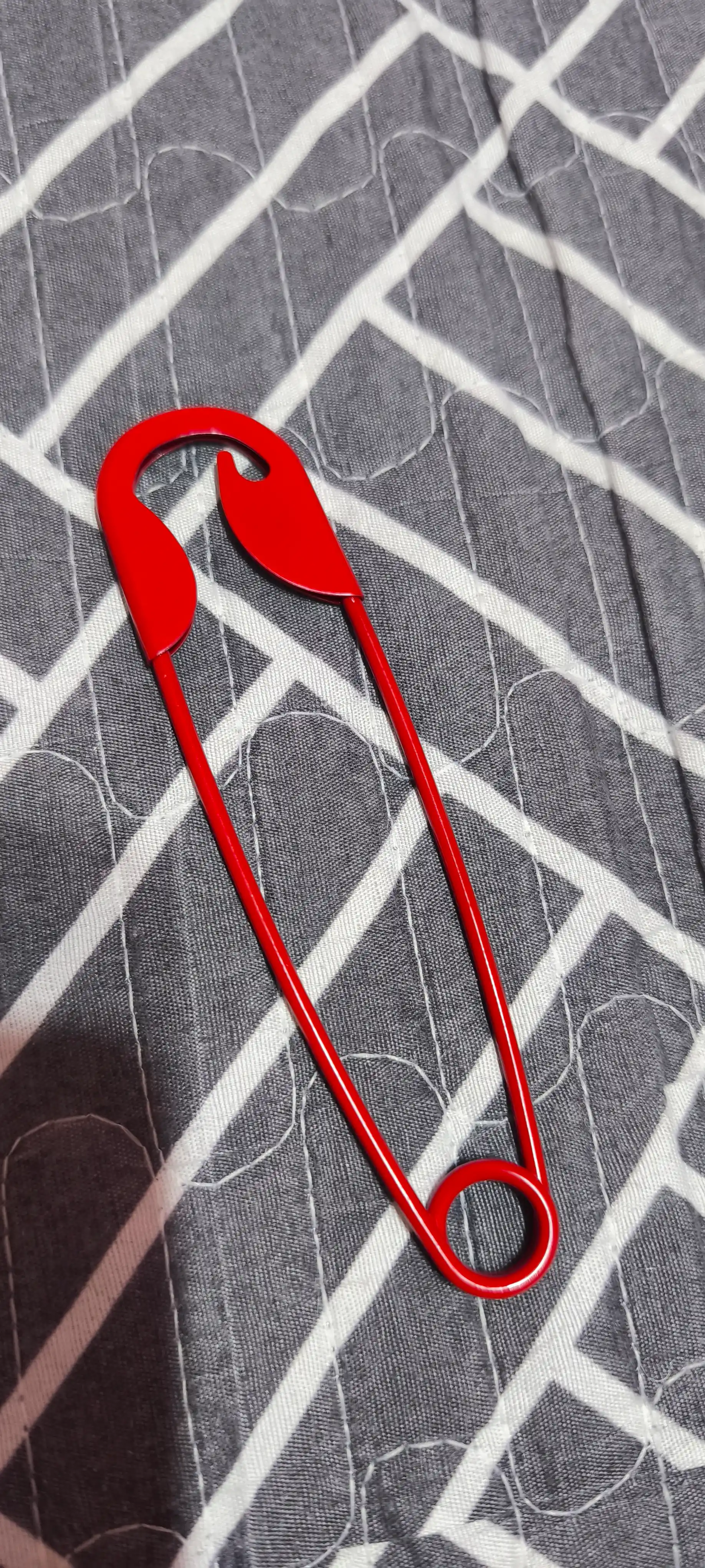 Qalin sochlar uchun porloq metalldan yasalgan Evropa minimalist soch qisqichi