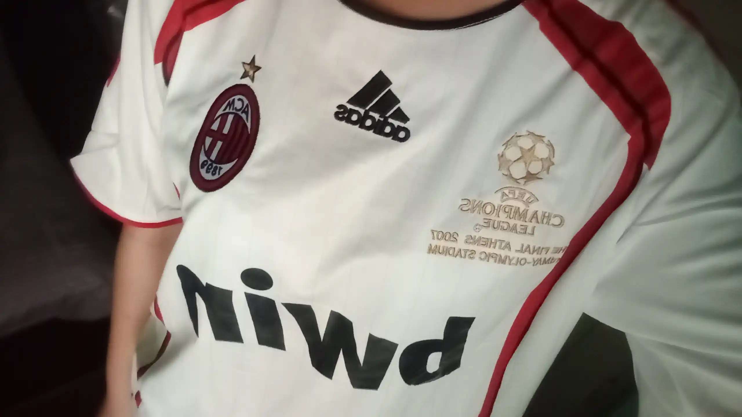Milanning retro futbol formasi