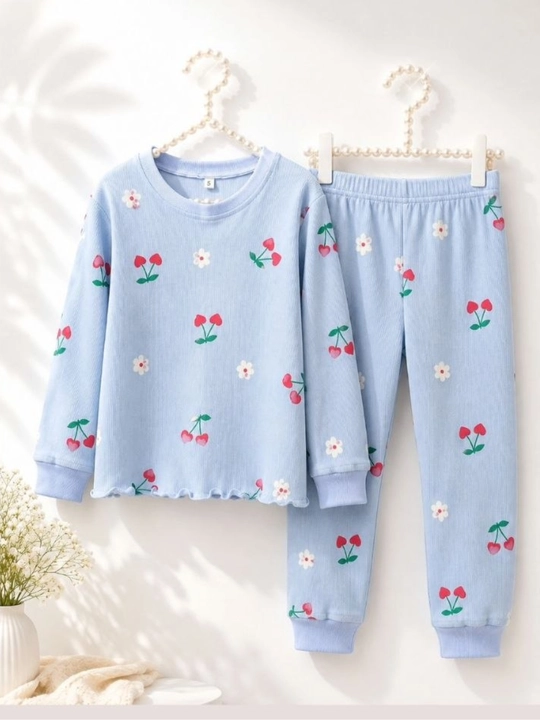 Qiz bolalar uchun ko‘k rangli gilos naqshli pijama komplekti - 