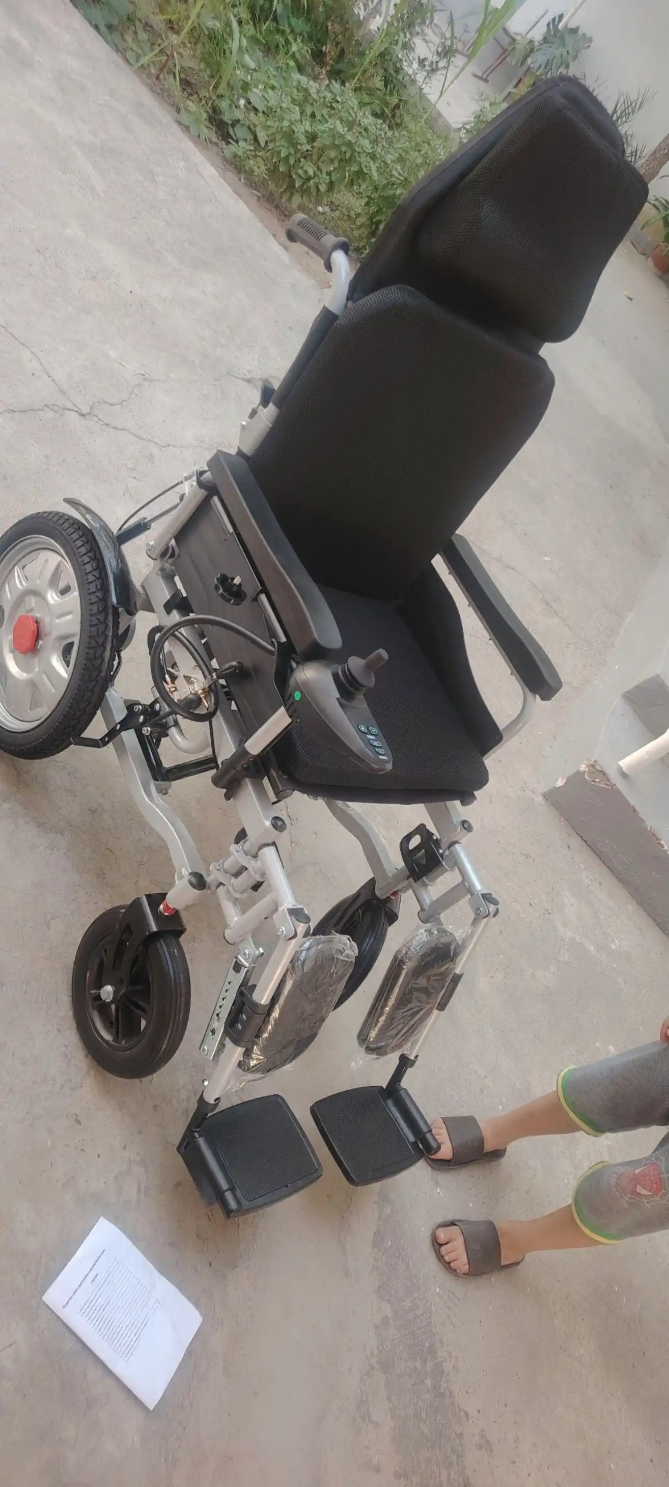 Ko'p funksiyali elektrli nogironlar aravachasi