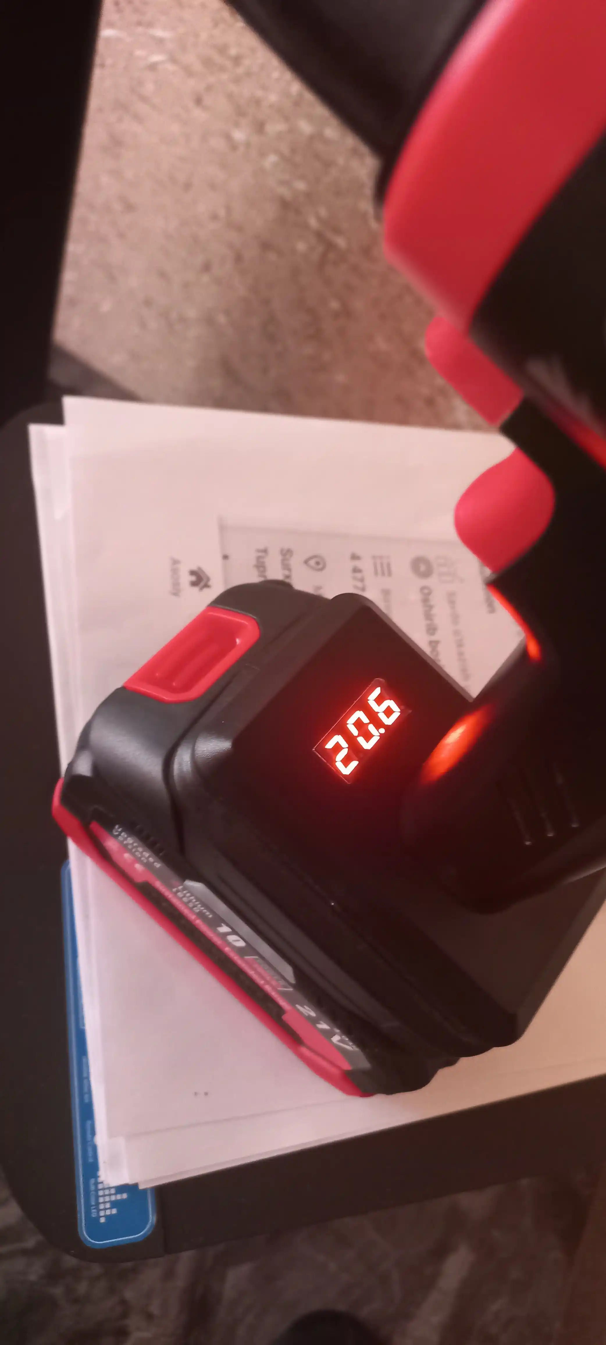 Havo puflagich quvvati 5000 Vt. Akkumulyator 20000 mA/soat. Cho‘tkasiz