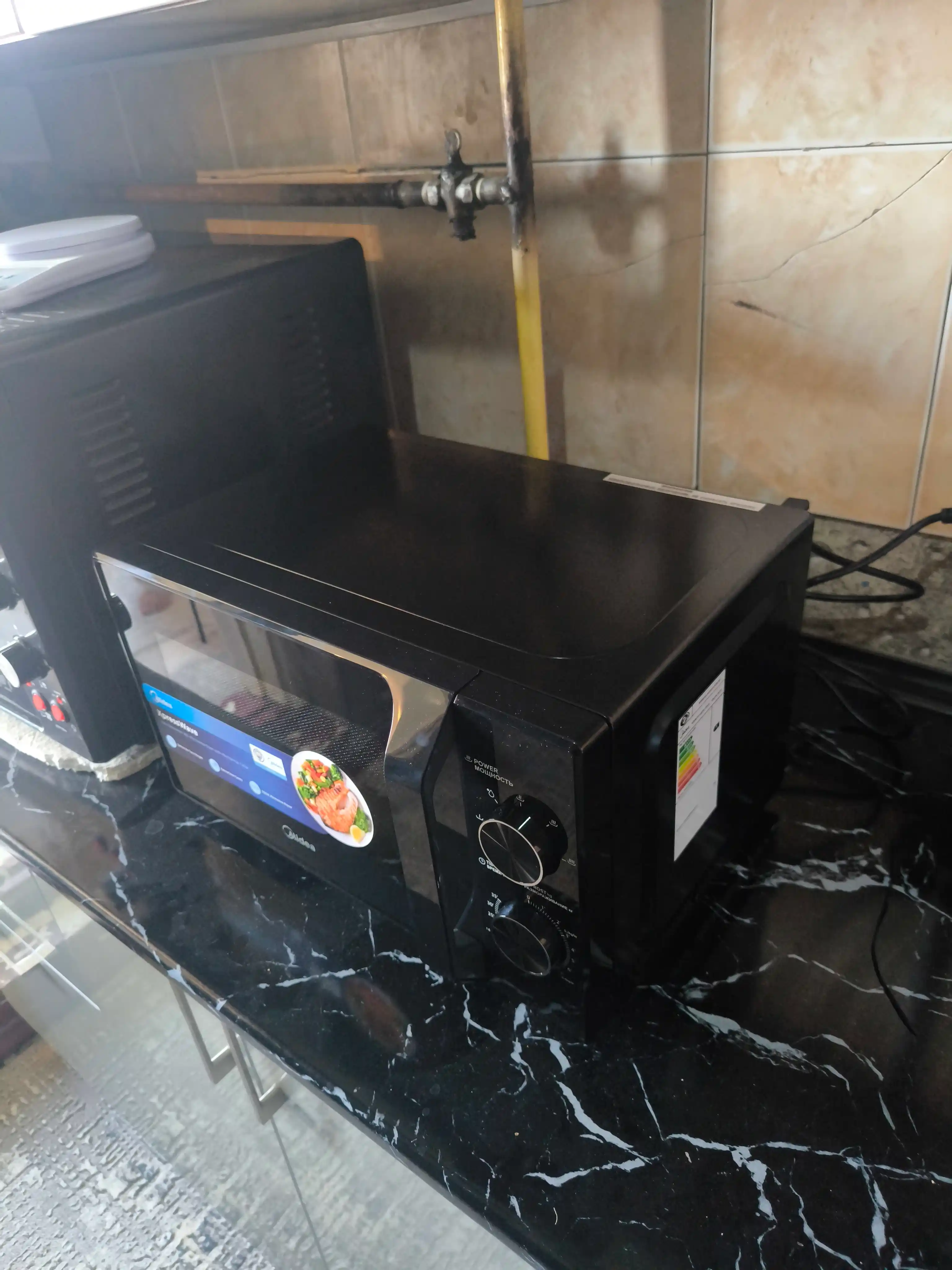 Midea MM 720C2MV Mikroto'lqinli pech, 8 ta dastur, bug' bilan tozalash tizimi