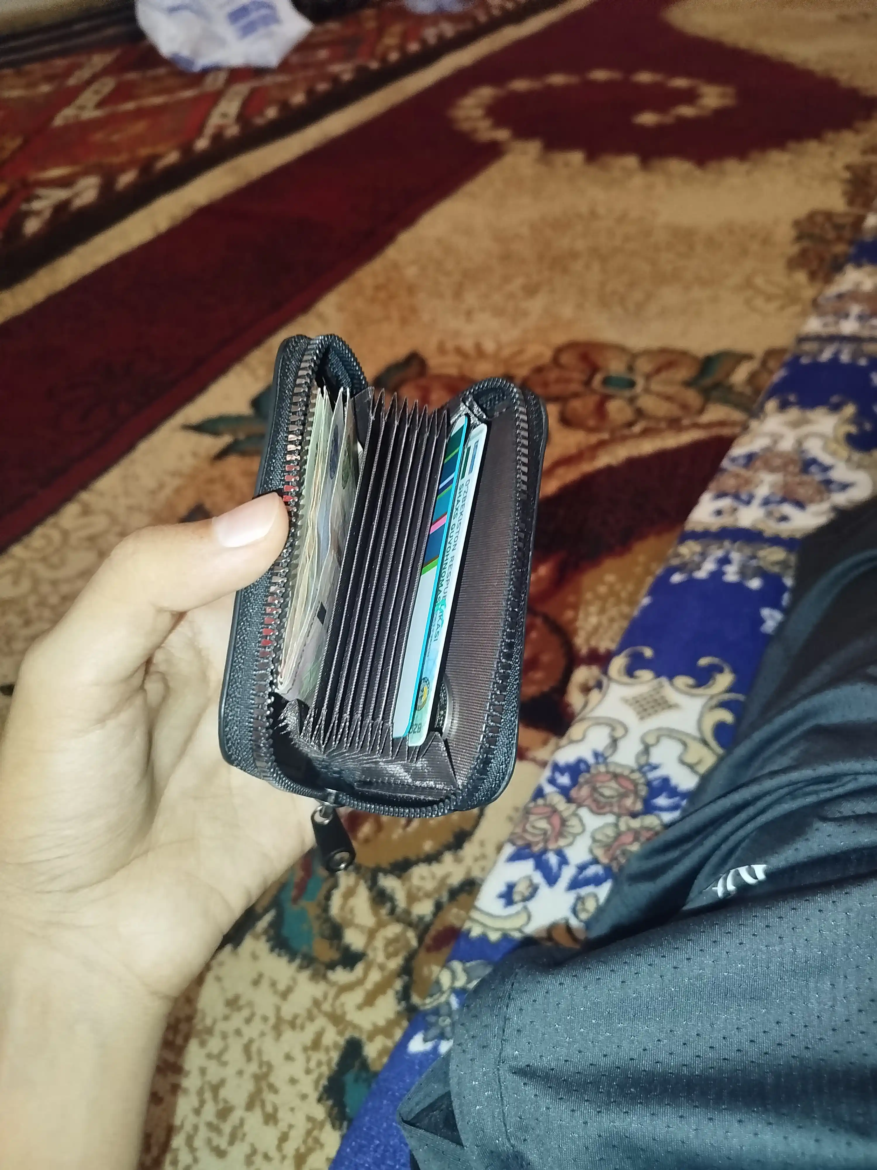 Hamyon, karta saqlagich, O‘lchami 11 sm x 8 sm