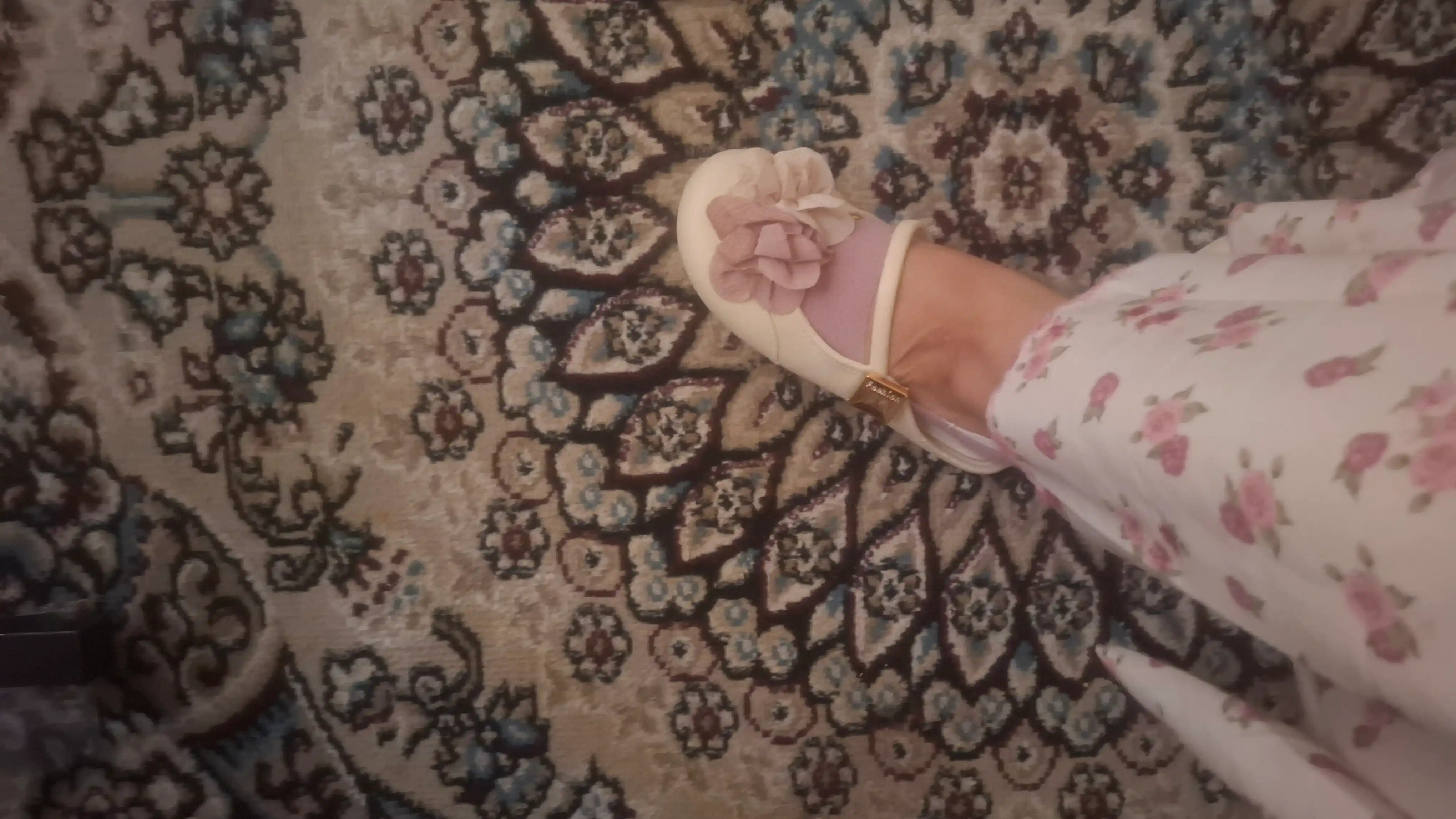 Gulli ayollar uy shippagi, past poshnali, kichik o‘lchamda - bir o‘lcham kattaroq oling
