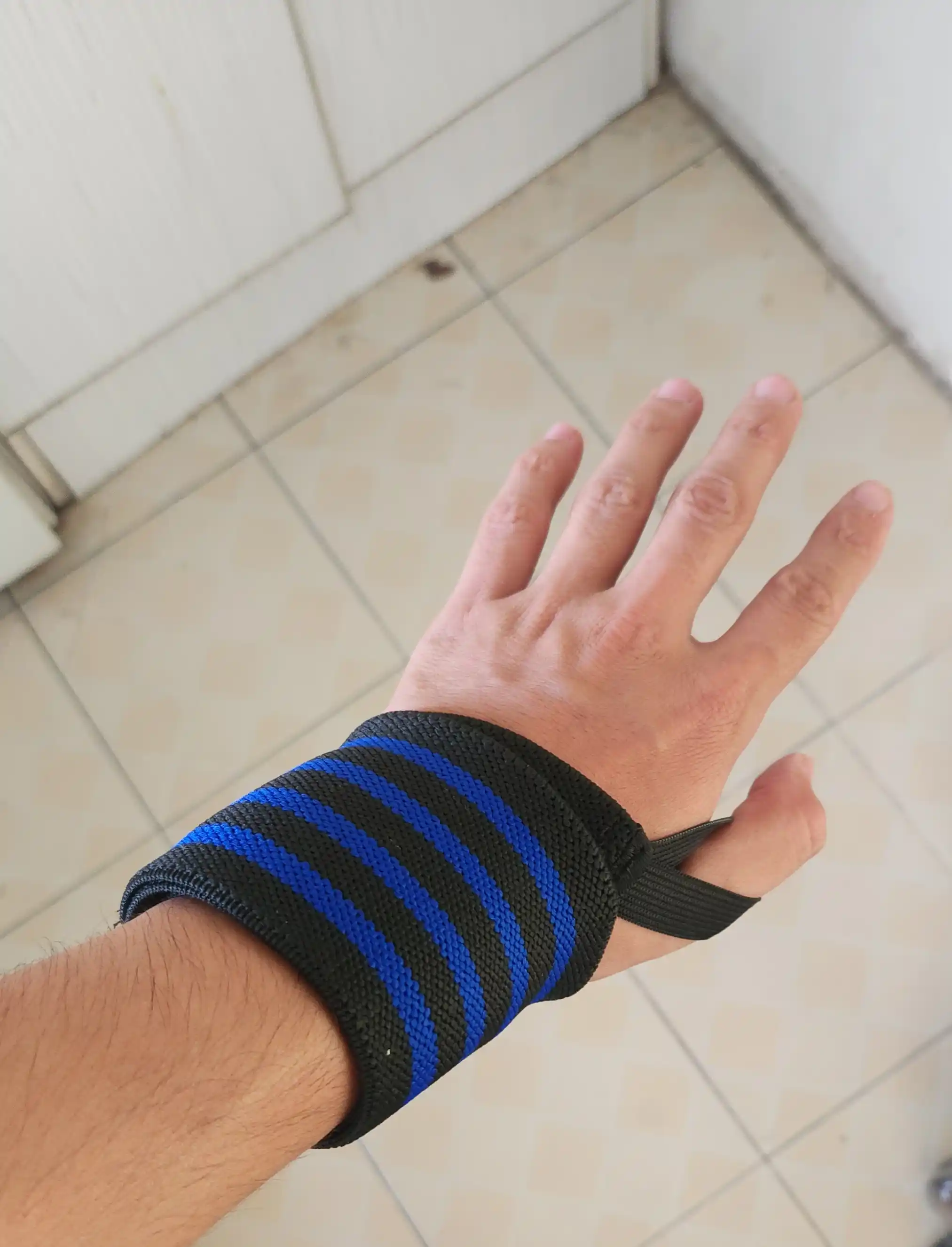 Sport qo‘lqoplari, bintlar, siqish uchun qo‘l bog‘ichlari, 2 dona