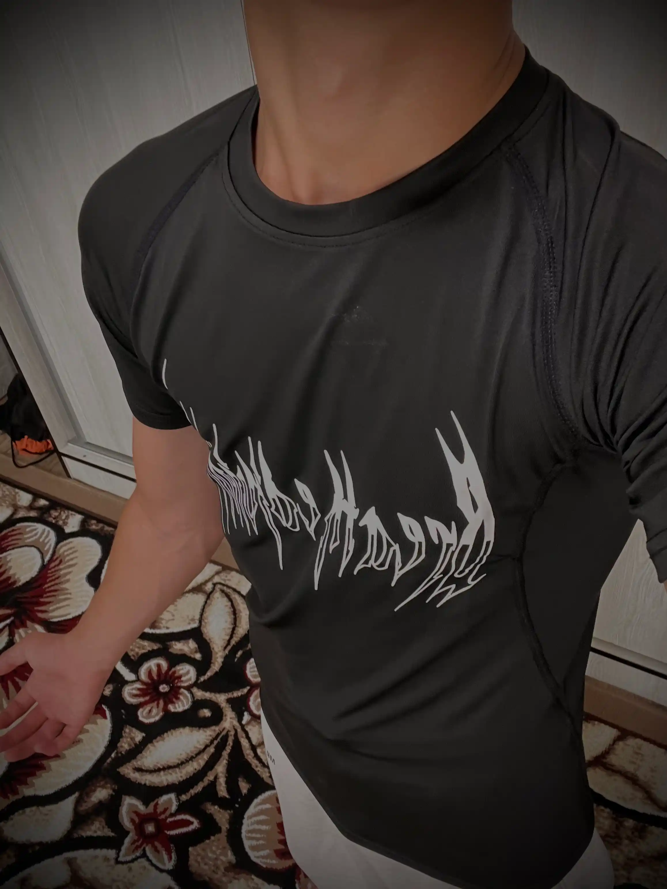 Fitnes va sport uchun bosilgan siqilgan futbolka, sport rashguard, erkaklar uchun