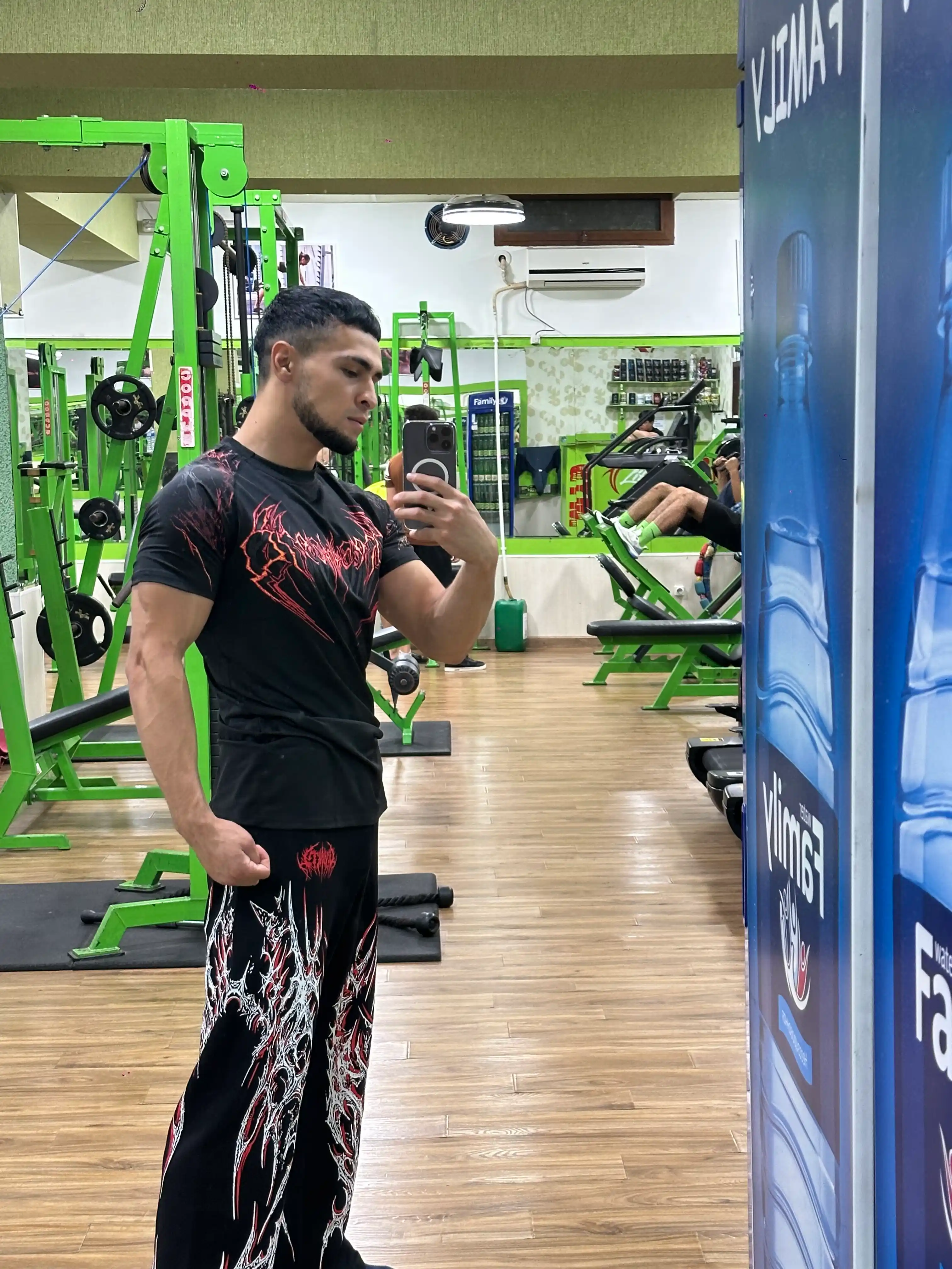 Erkaklar uchun sport shimlar — joggerlar YOUNGLA va GYMSHARK