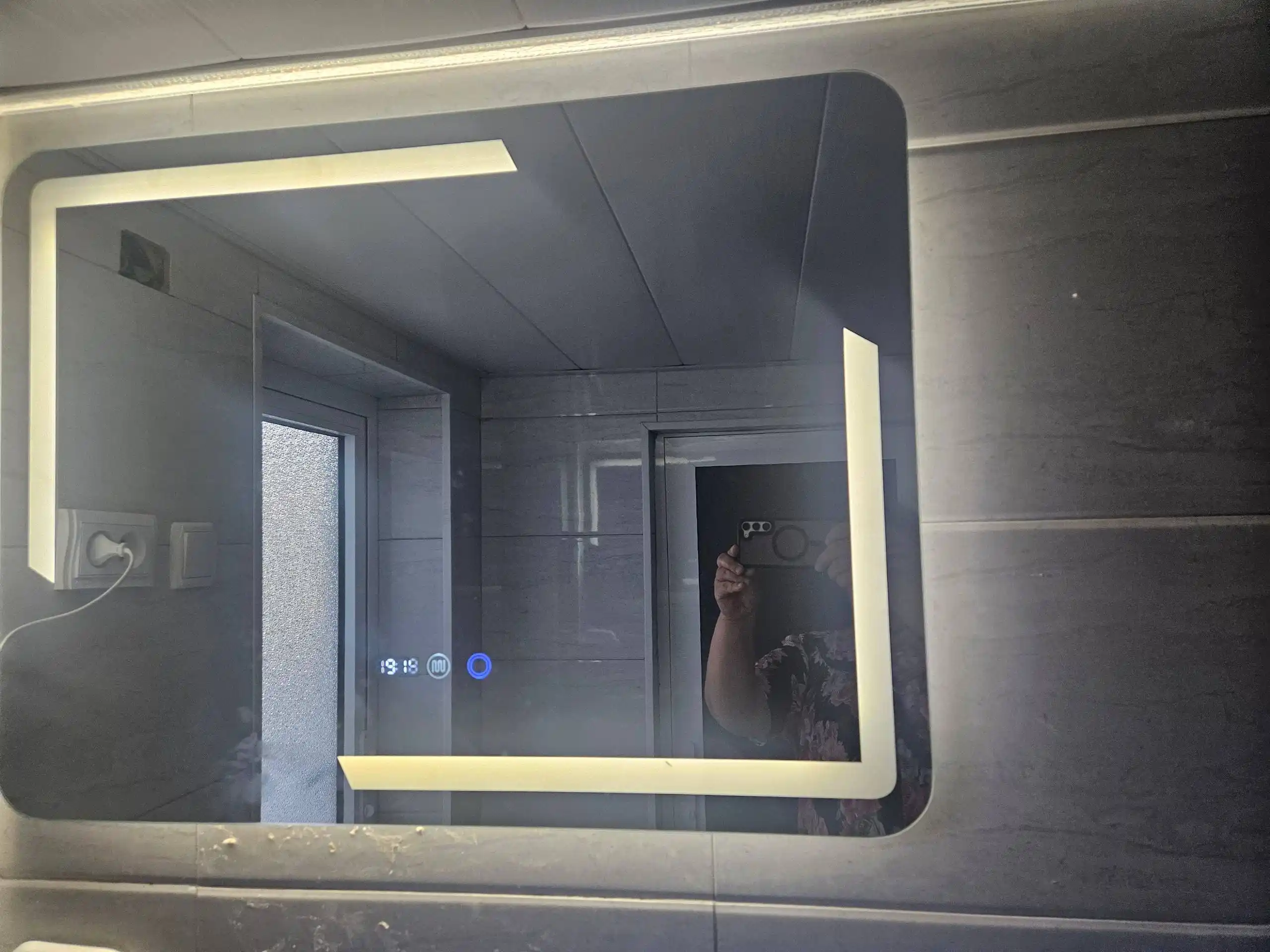 LED yoritgichli vannaxona oynasi zamonaviy interyer uchun moʻljallangan