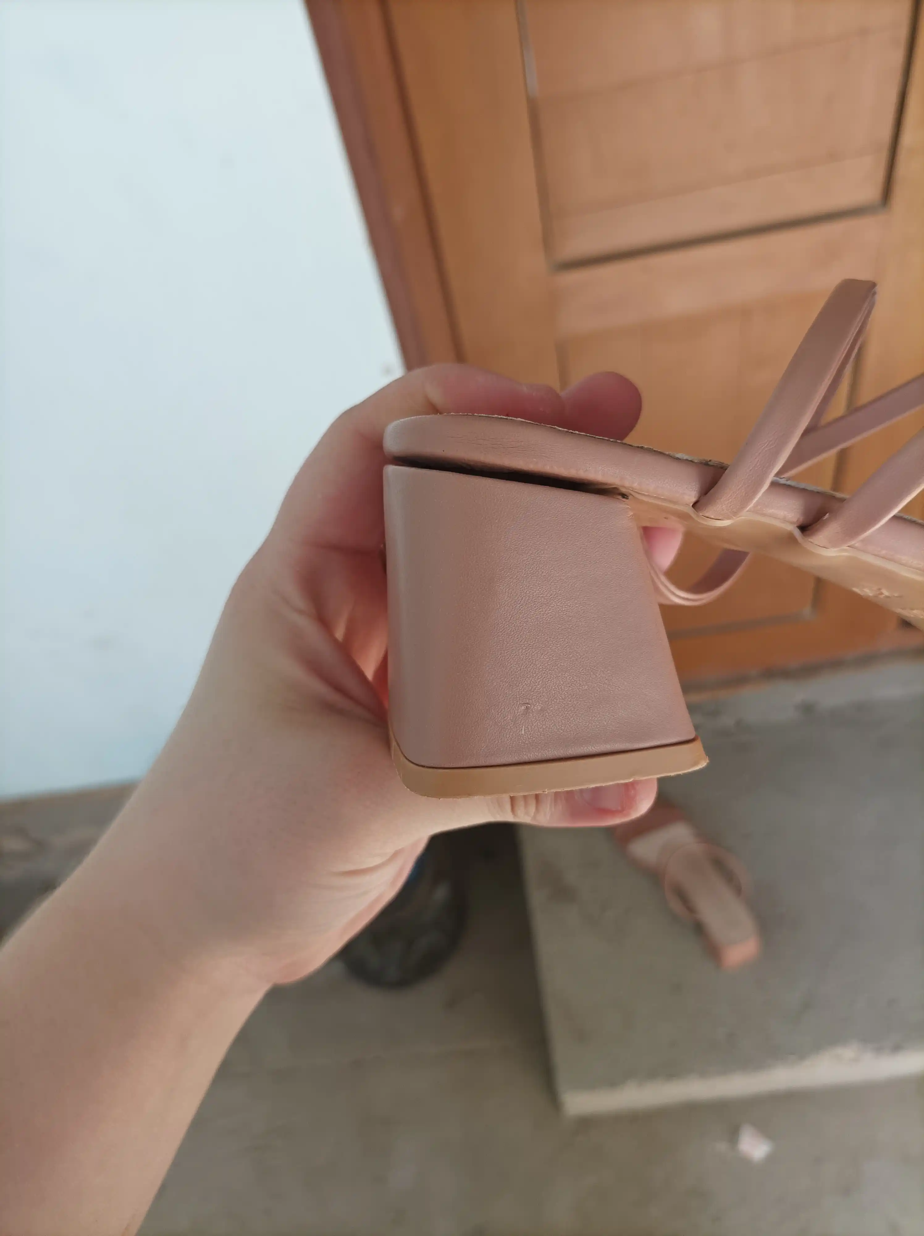 Ayollar uchun bosonojka yozgi, o‘rta poshna, kvadrat burun, minimalistik yozgi sandal