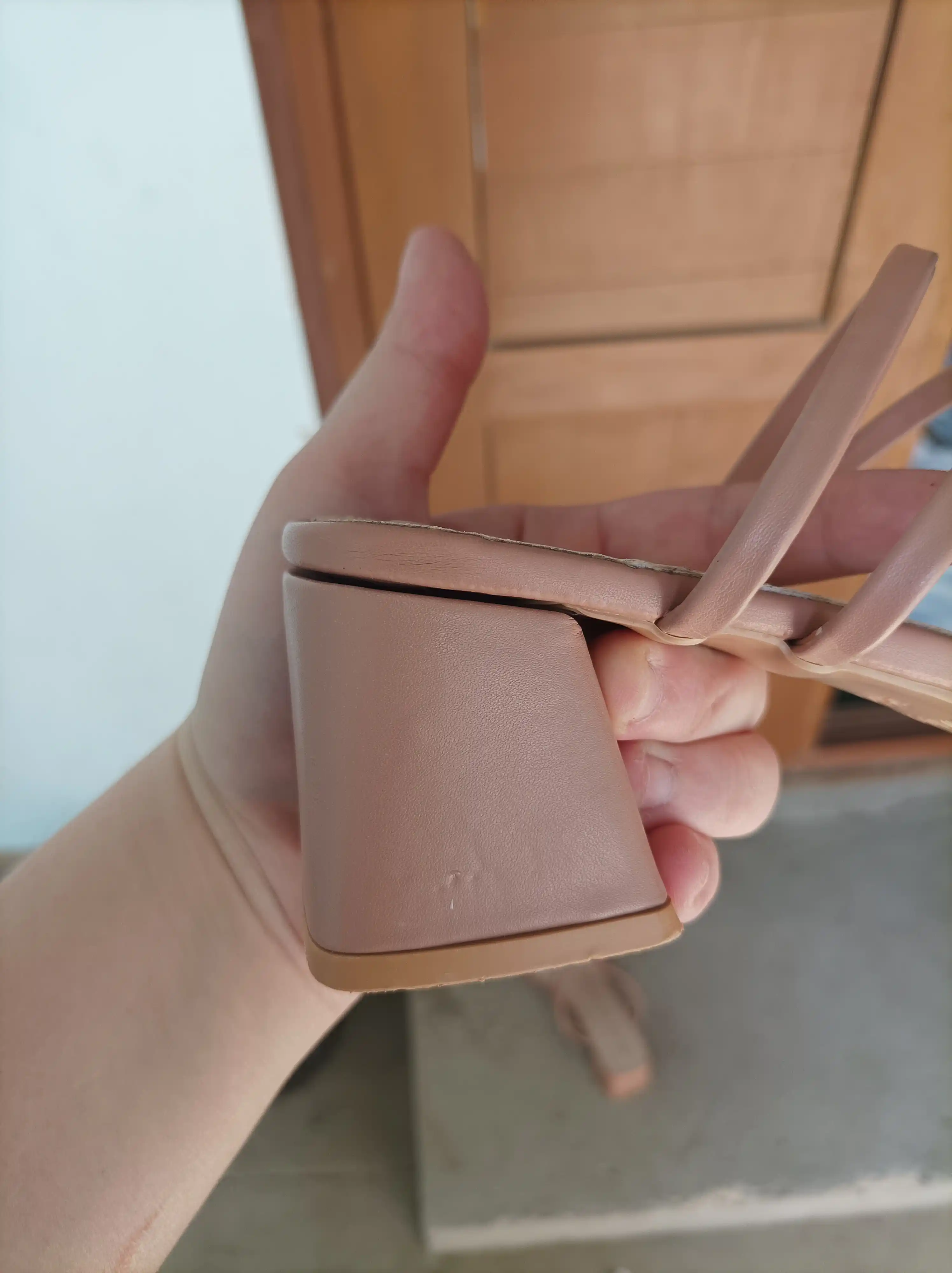 Ayollar uchun bosonojka yozgi, o‘rta poshna, kvadrat burun, minimalistik yozgi sandal