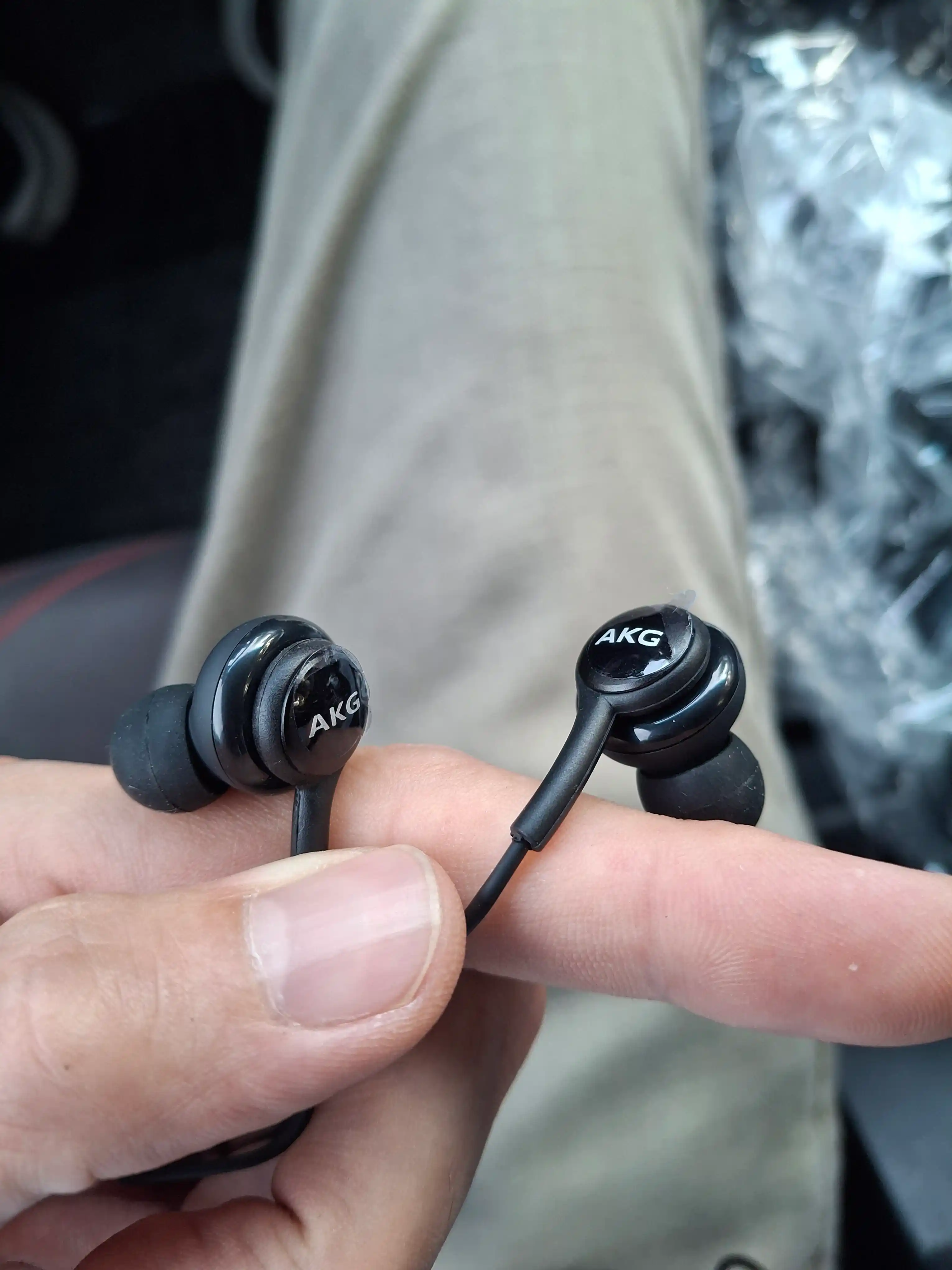 Samsung Type-C AKG quloqchinlari - kuchli ovoz va mikrofonga ega zamonaviy quloqchinlar