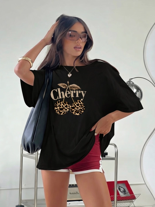 Miconic qora oversayz futbolka, leopard uslubidagi giloslar va Cherry yozuvi tasvirli