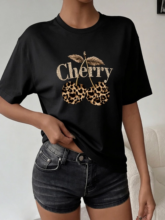 Miconic qora oversayz futbolka, leopard uslubidagi giloslar va Cherry yozuvi tasvirli