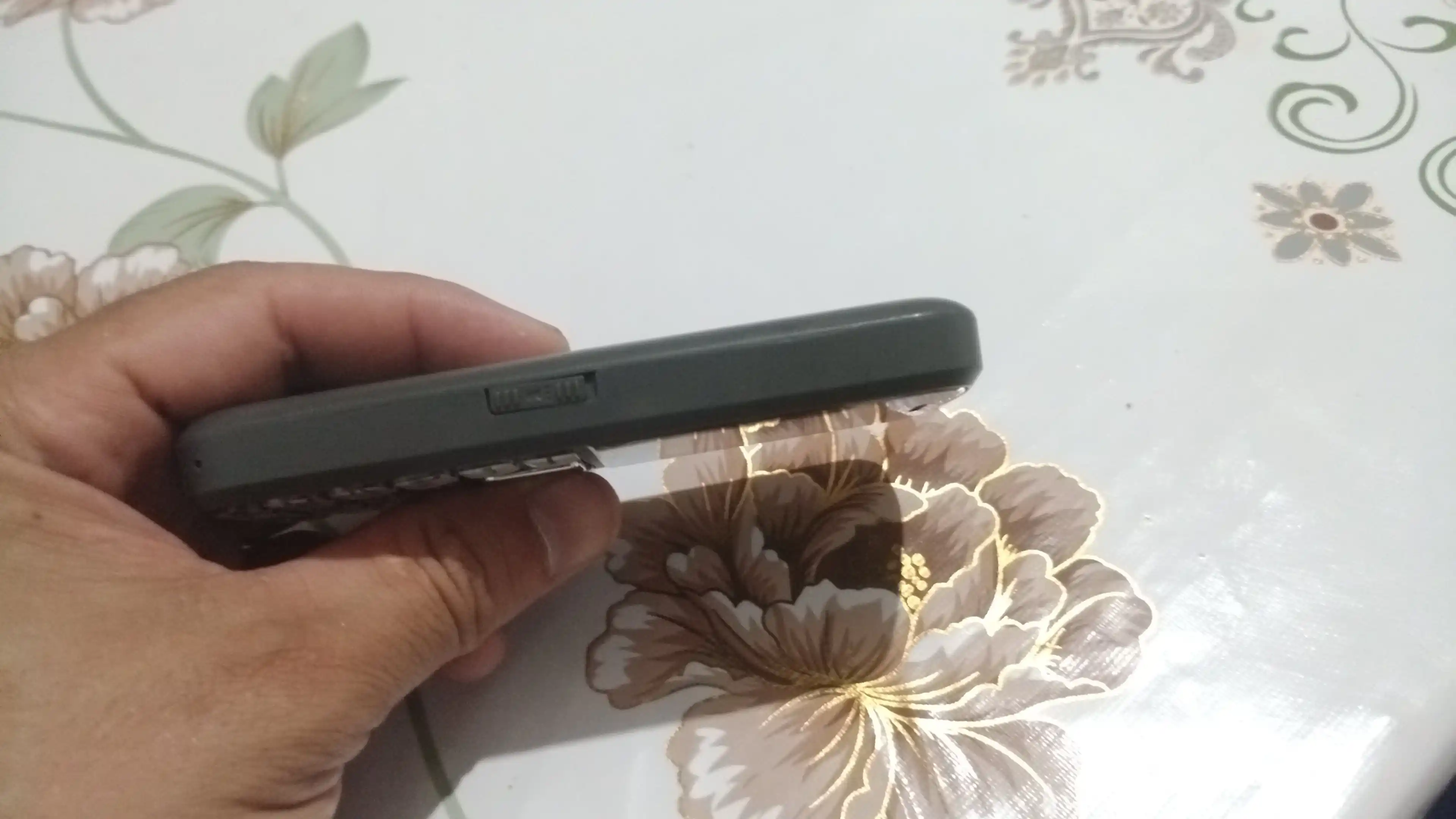 Novey 106 knopkali telefon, kamerasiz, 1 SIM, 4 rang
