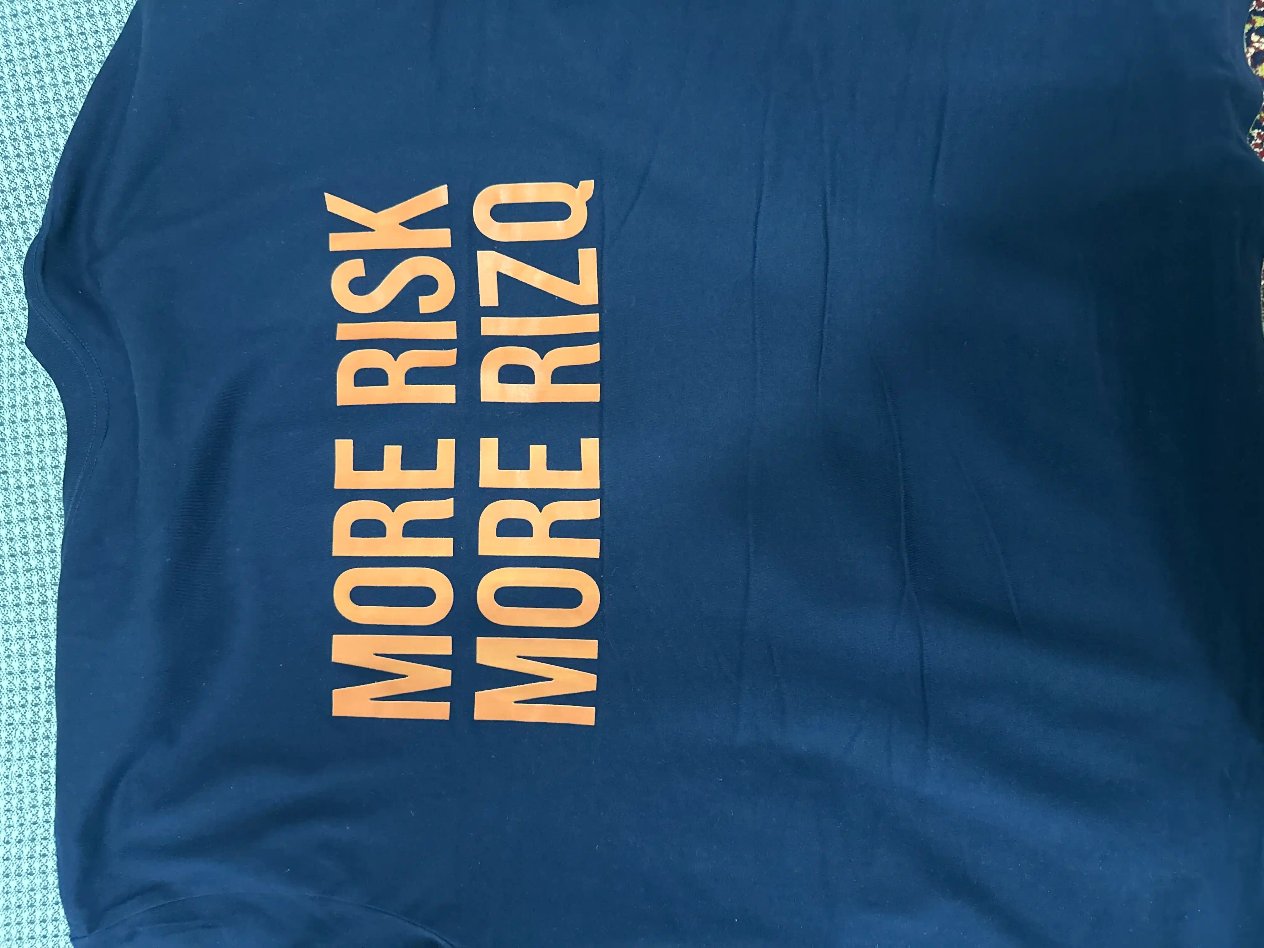 Regular fit "MORE RISK MORE RIZQ" futbolkasi, 100% yuqori sifatli paxta, Unisex, Streetwear