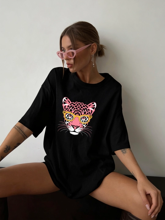 Miconic qora oversayz futbolka, ko‘zoynakli pushti leopard tasvirli print bilan