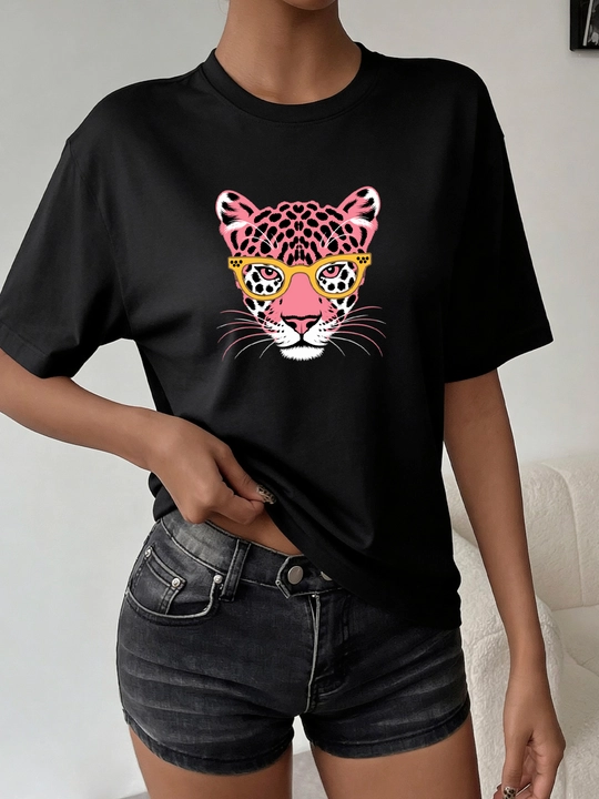 Miconic qora oversayz futbolka, ko‘zoynakli pushti leopard tasvirli print bilan