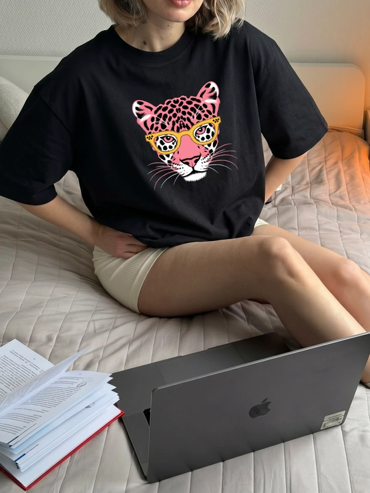 Miconic qora oversayz futbolka, ko‘zoynakli pushti leopard tasvirli print bilan