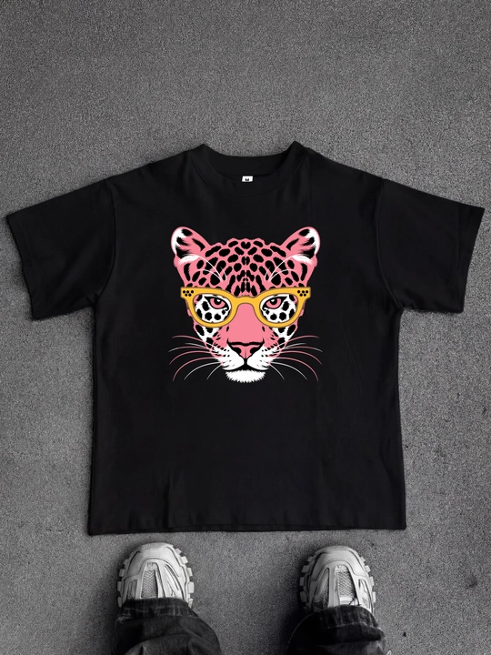 Miconic qora oversayz futbolka, ko‘zoynakli pushti leopard tasvirli print bilan - 
