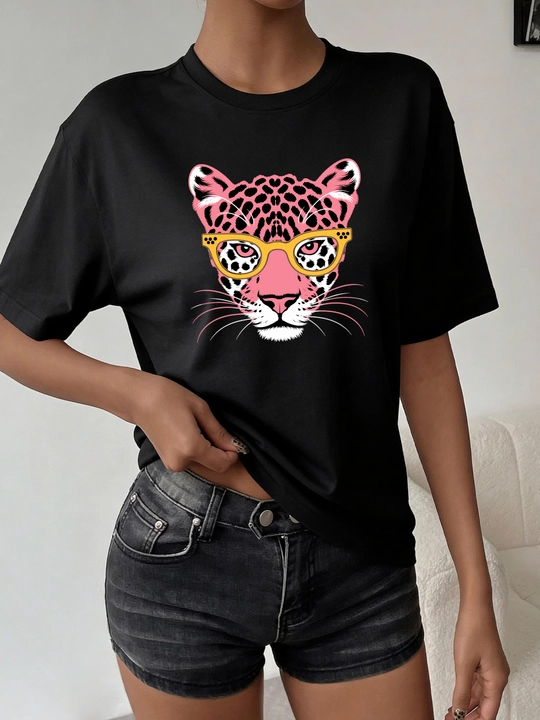 Miconic qora oversayz futbolka, ko‘zoynakli pushti leopard tasvirli print bilan